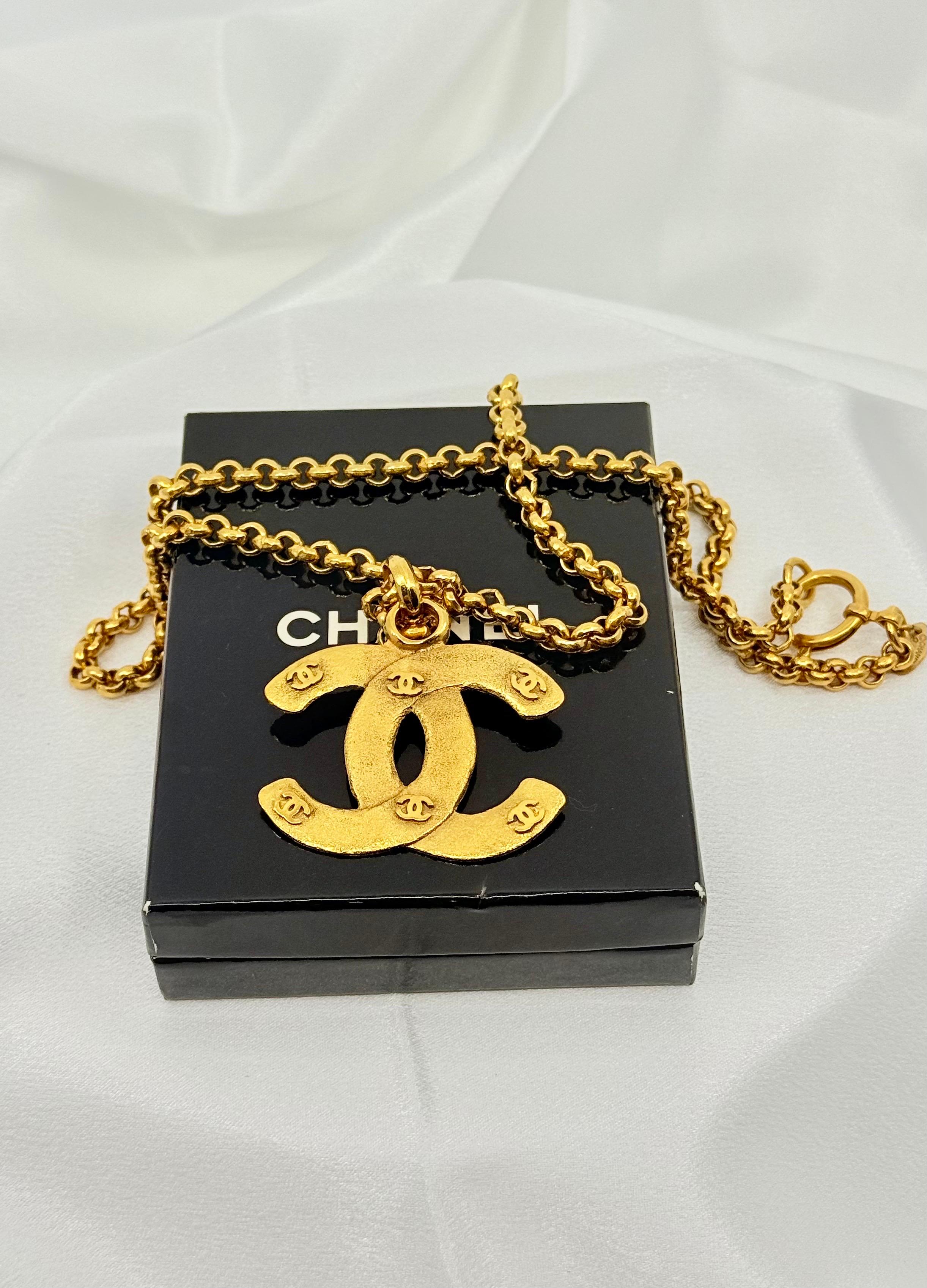 CHANEL Vintage Gold CC Logos Statement Chain Necklace For Sale 7
