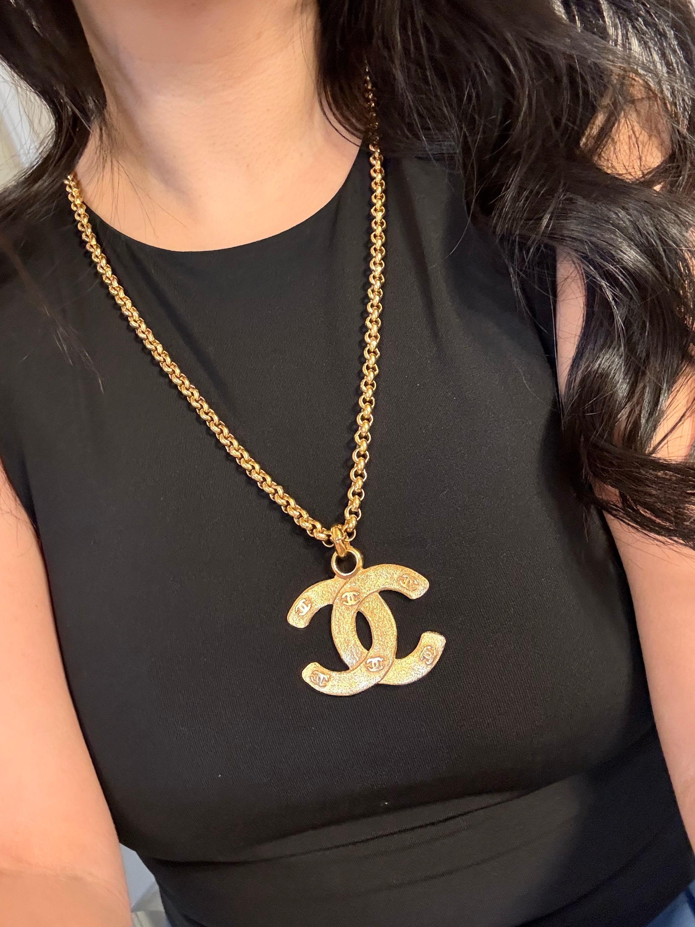 CHANEL Vintage Gold CC Logos Statement Chain Necklace For Sale 8