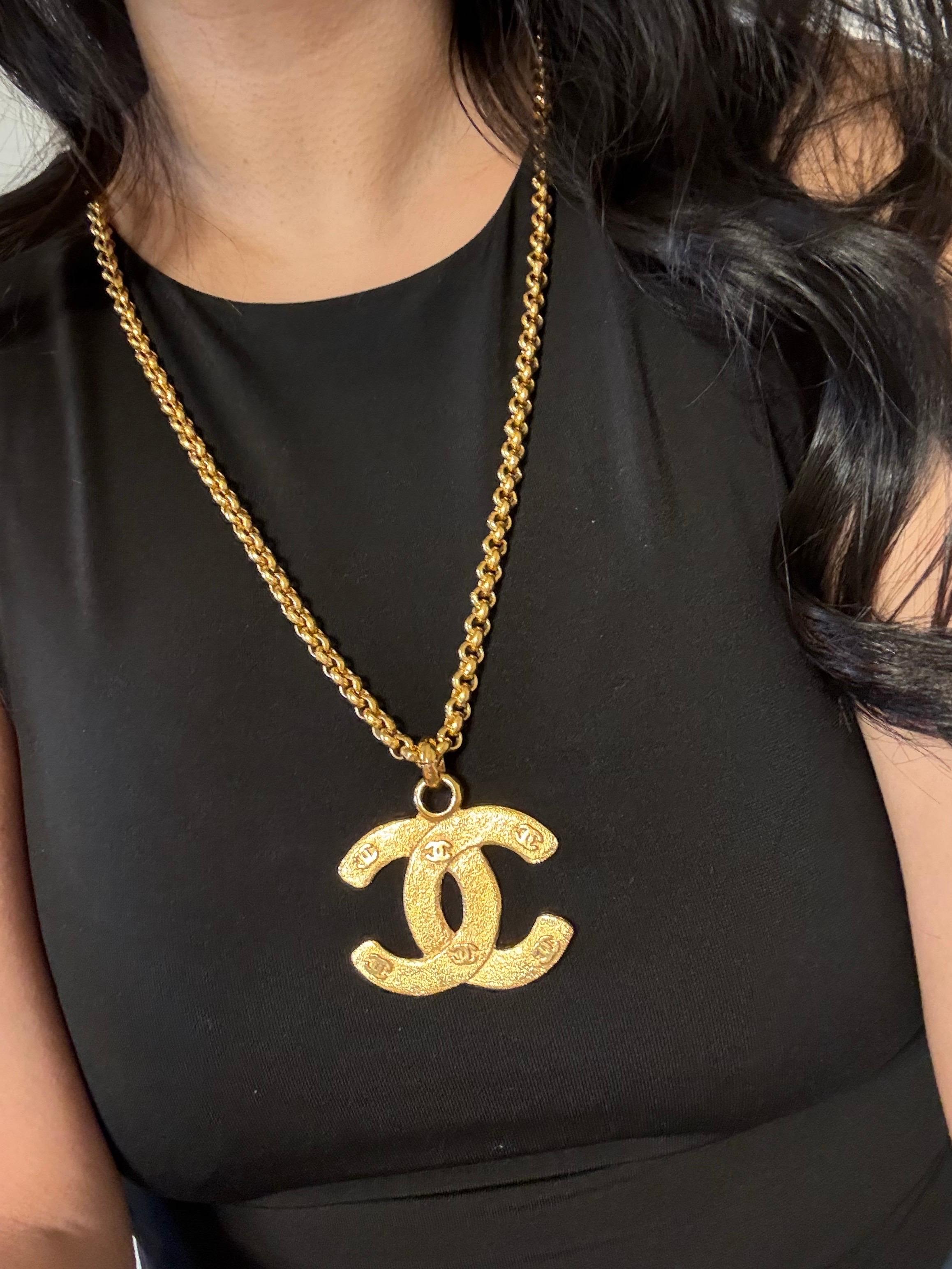 CHANEL Vintage Gold CC Logos Statement Chain Necklace In Good Condition For Sale In Bellevue, WA