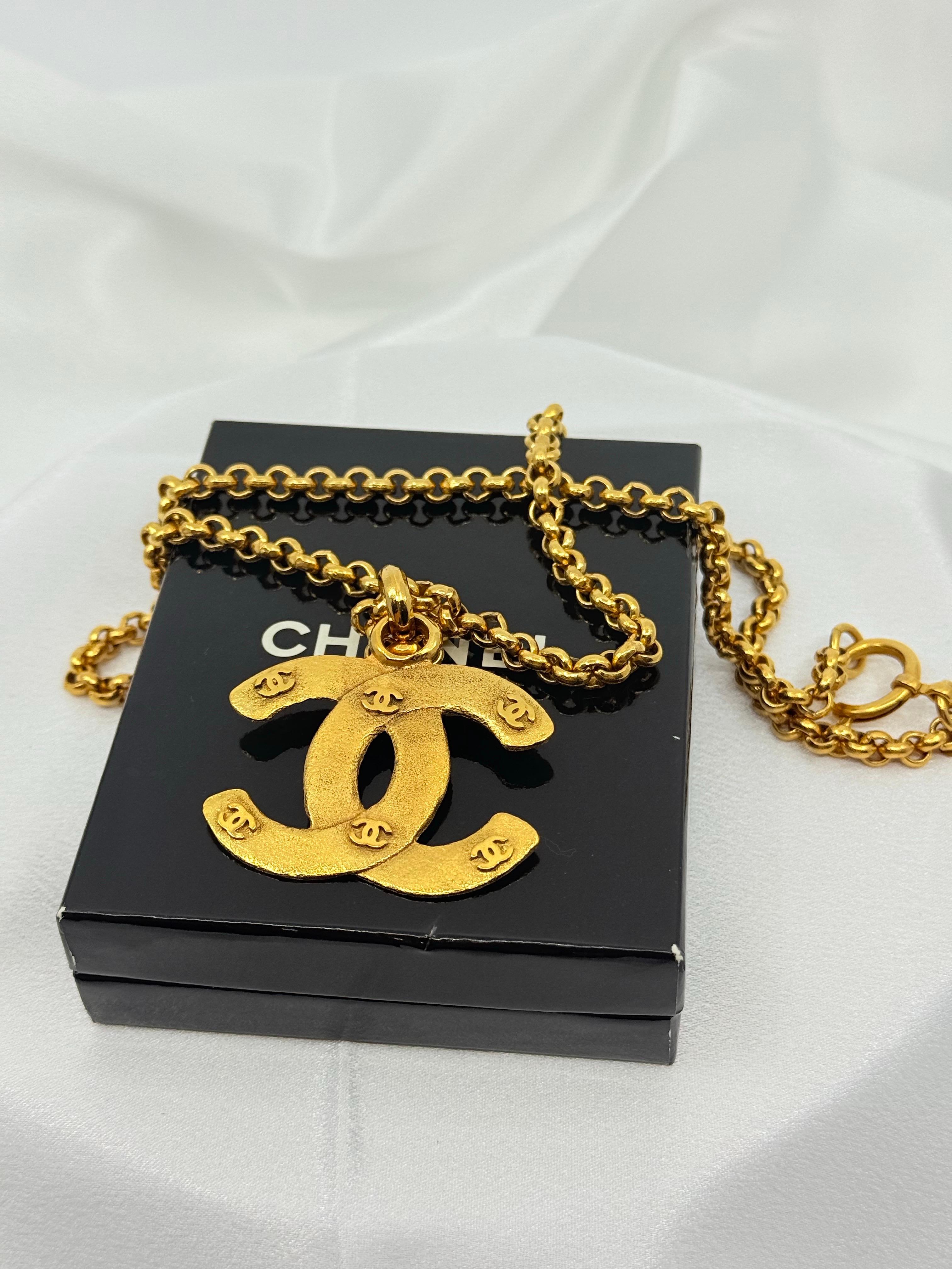 Women's or Men's CHANEL Vintage Gold CC Logos Statement Chain Necklace For Sale