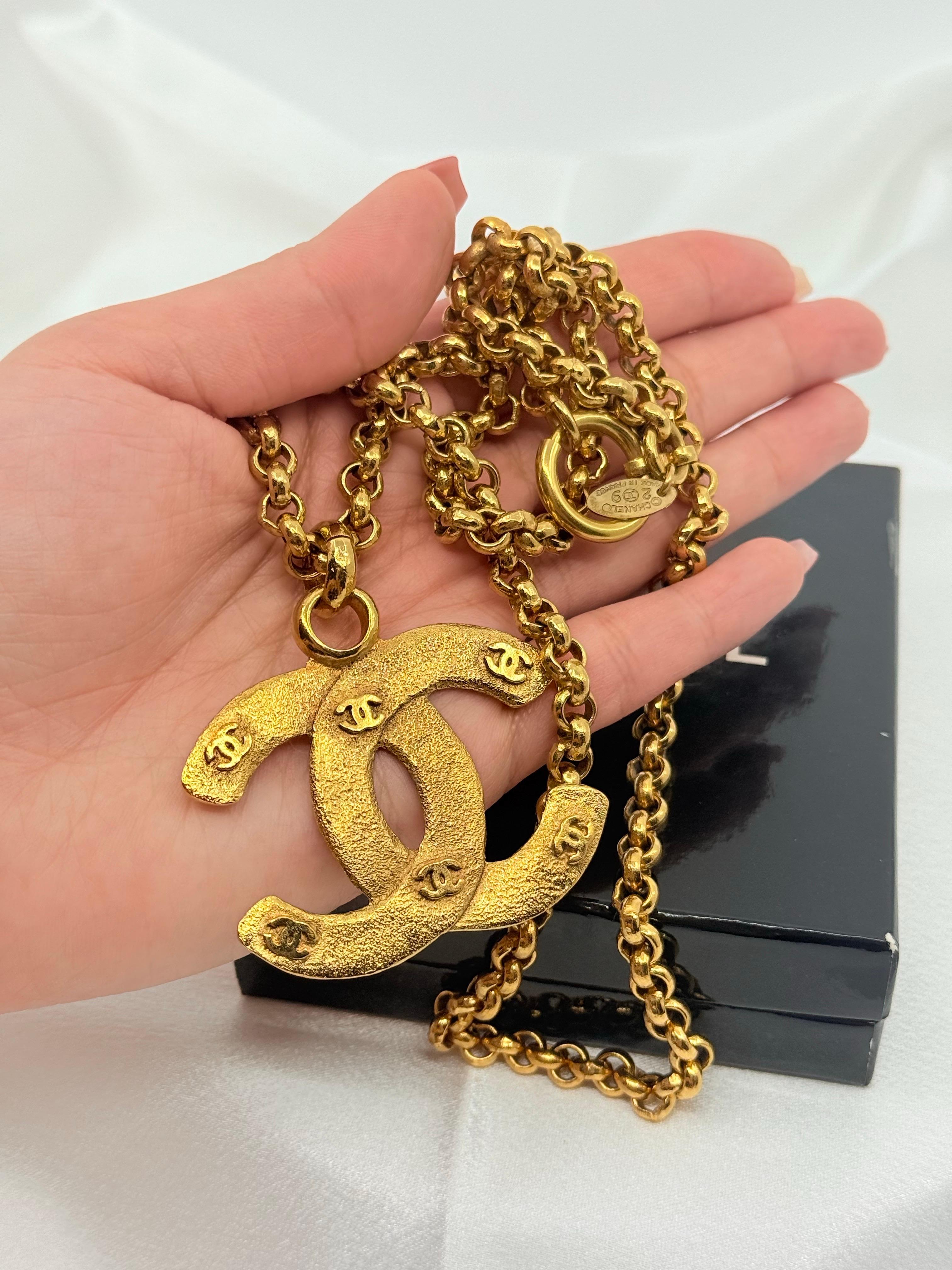 CHANEL Vintage Gold CC Logos Statement Chain Necklace For Sale 1