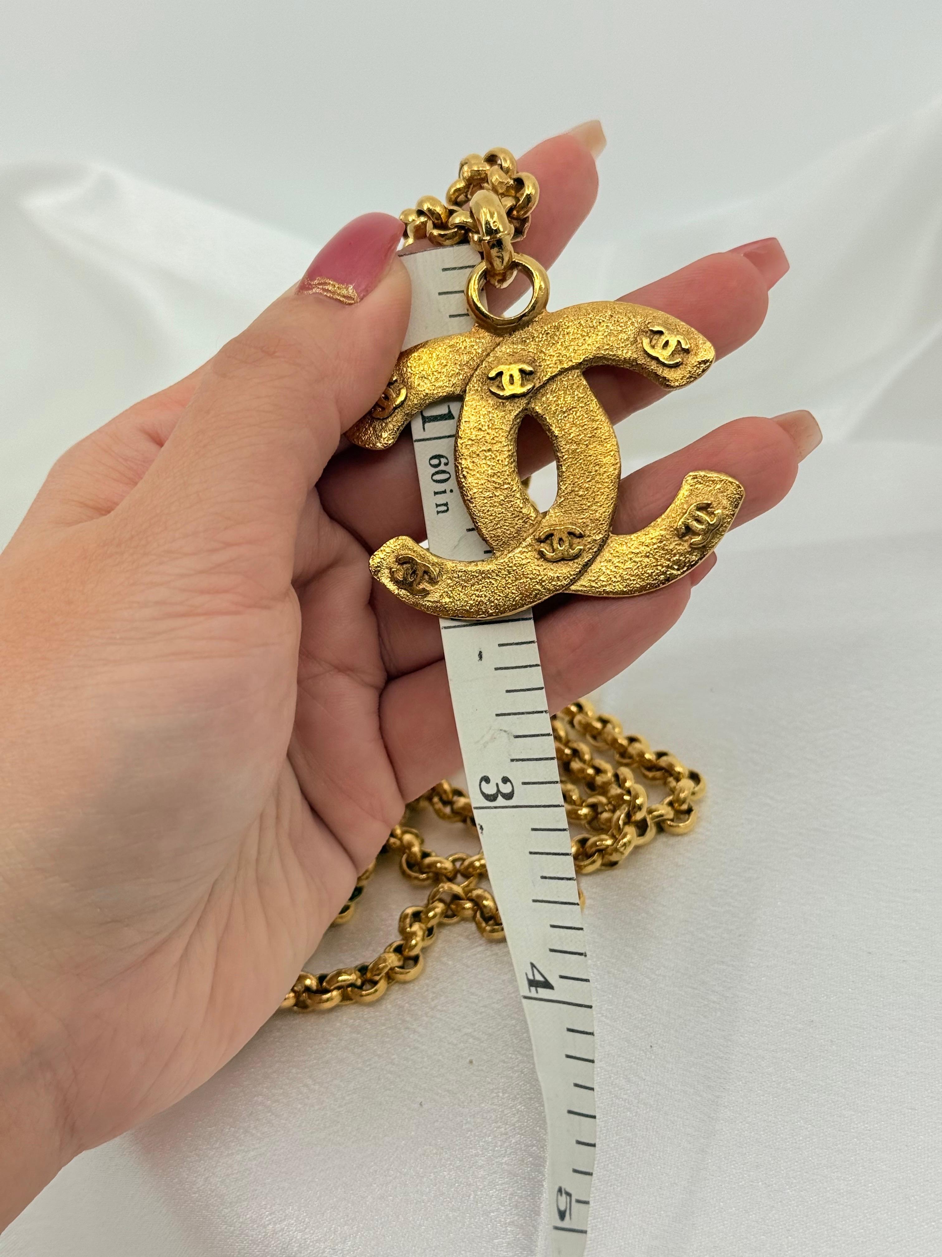 CHANEL Vintage Gold CC Logos Statement Chain Necklace For Sale 2