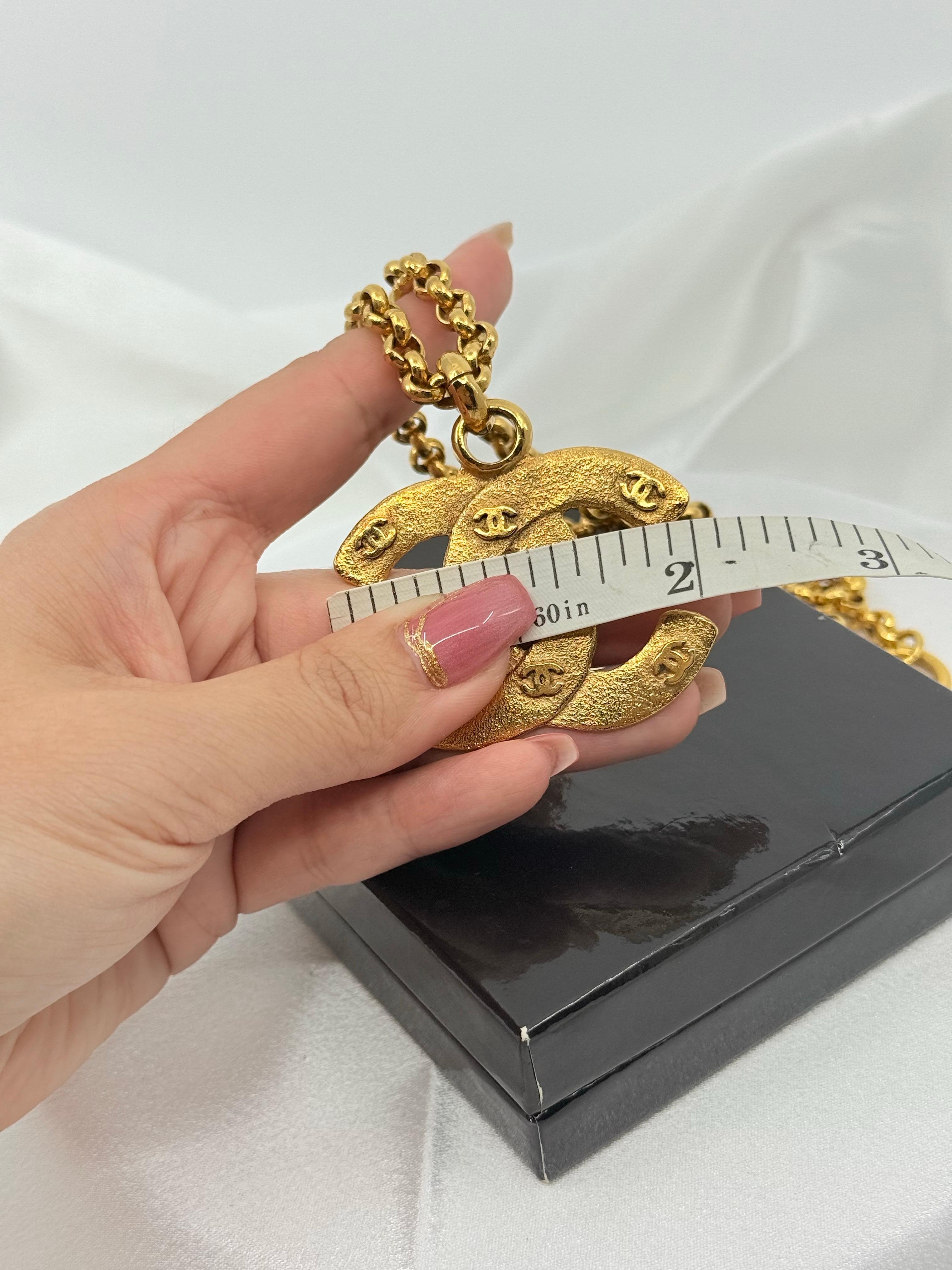 CHANEL Vintage Gold CC Logos Statement Chain Necklace For Sale 3