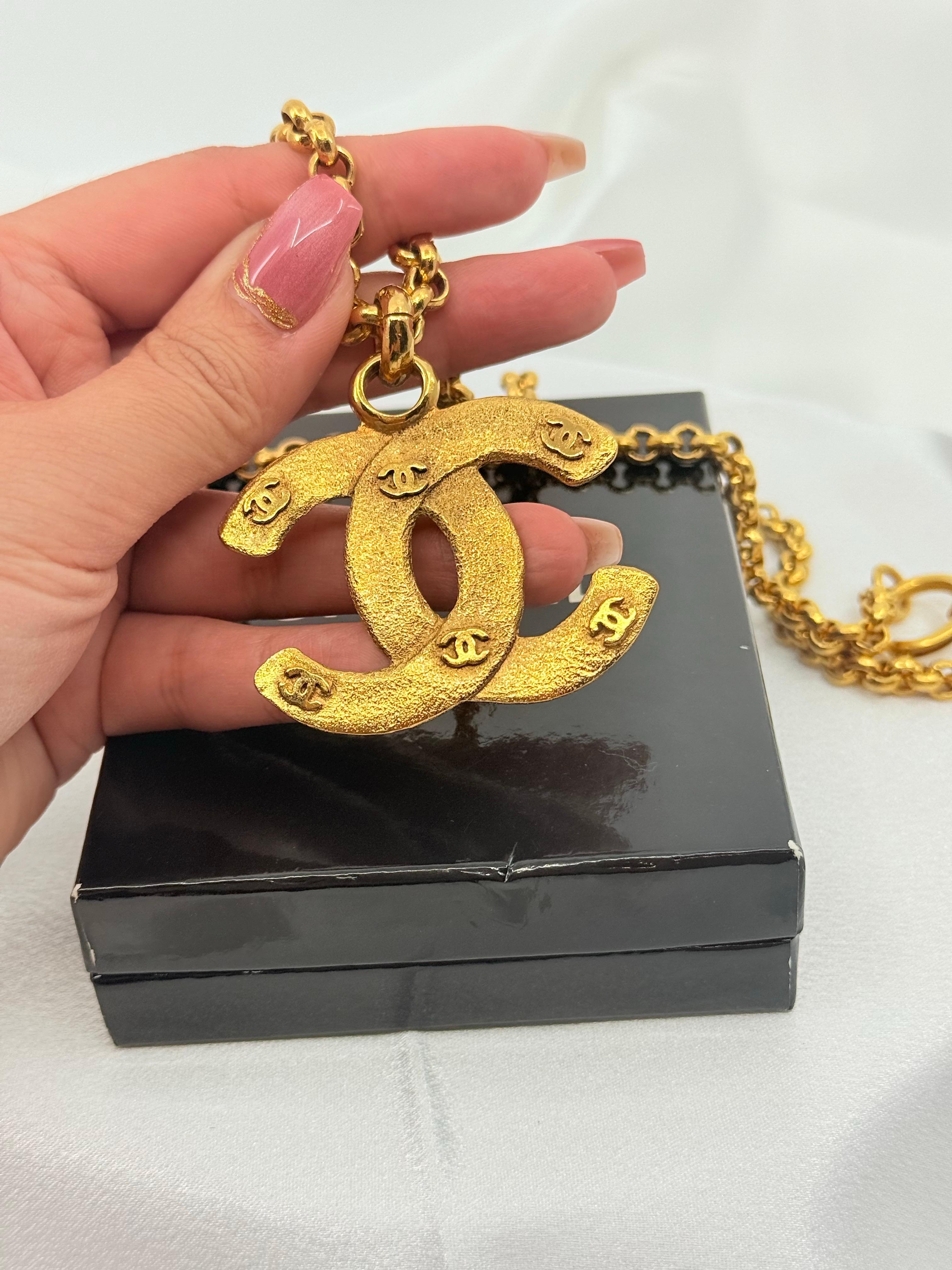 CHANEL Vintage Gold CC Logos Statement Chain Necklace For Sale 4