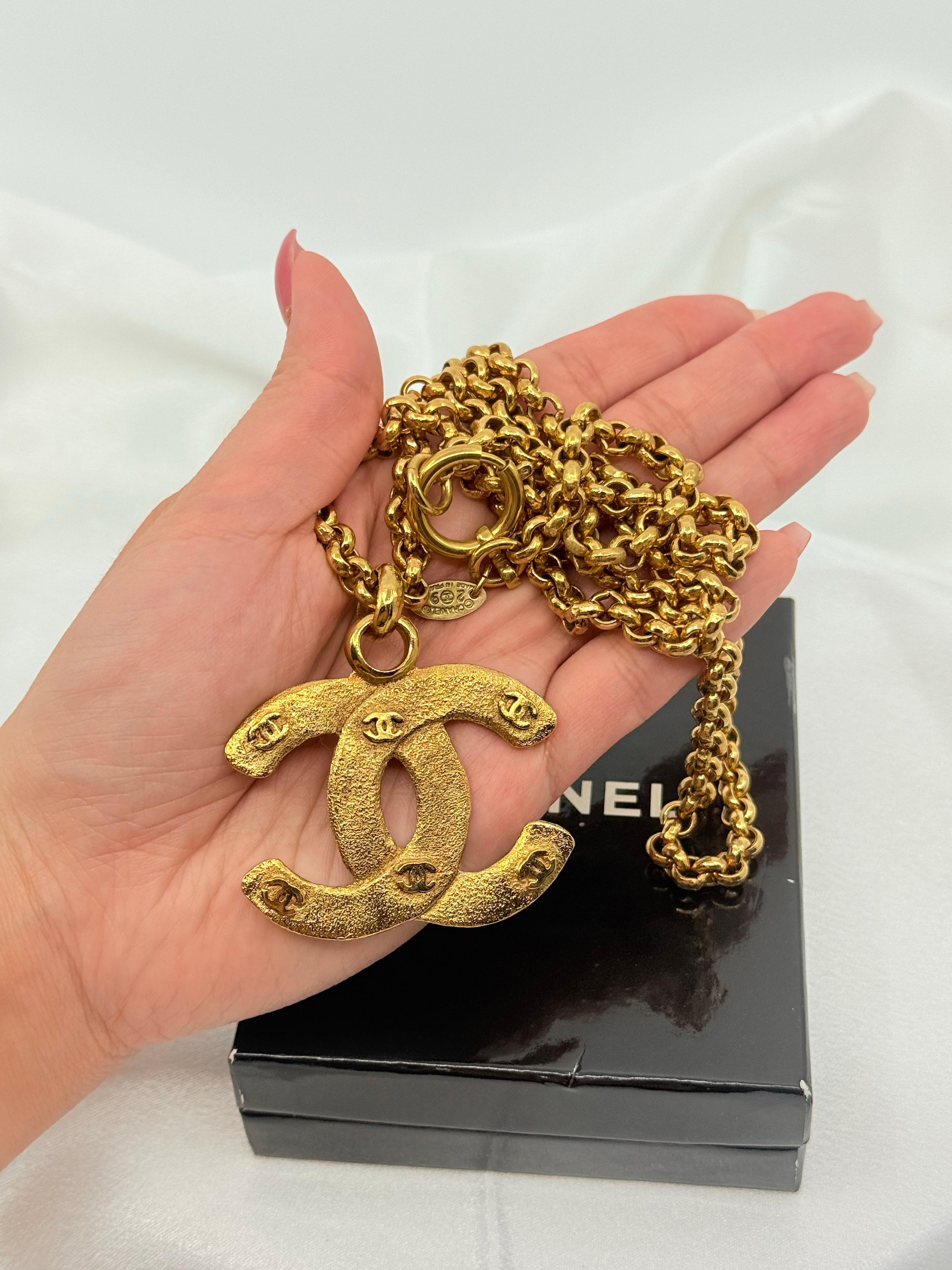 CHANEL Vintage Gold CC Logos Statement Chain Necklace For Sale 5