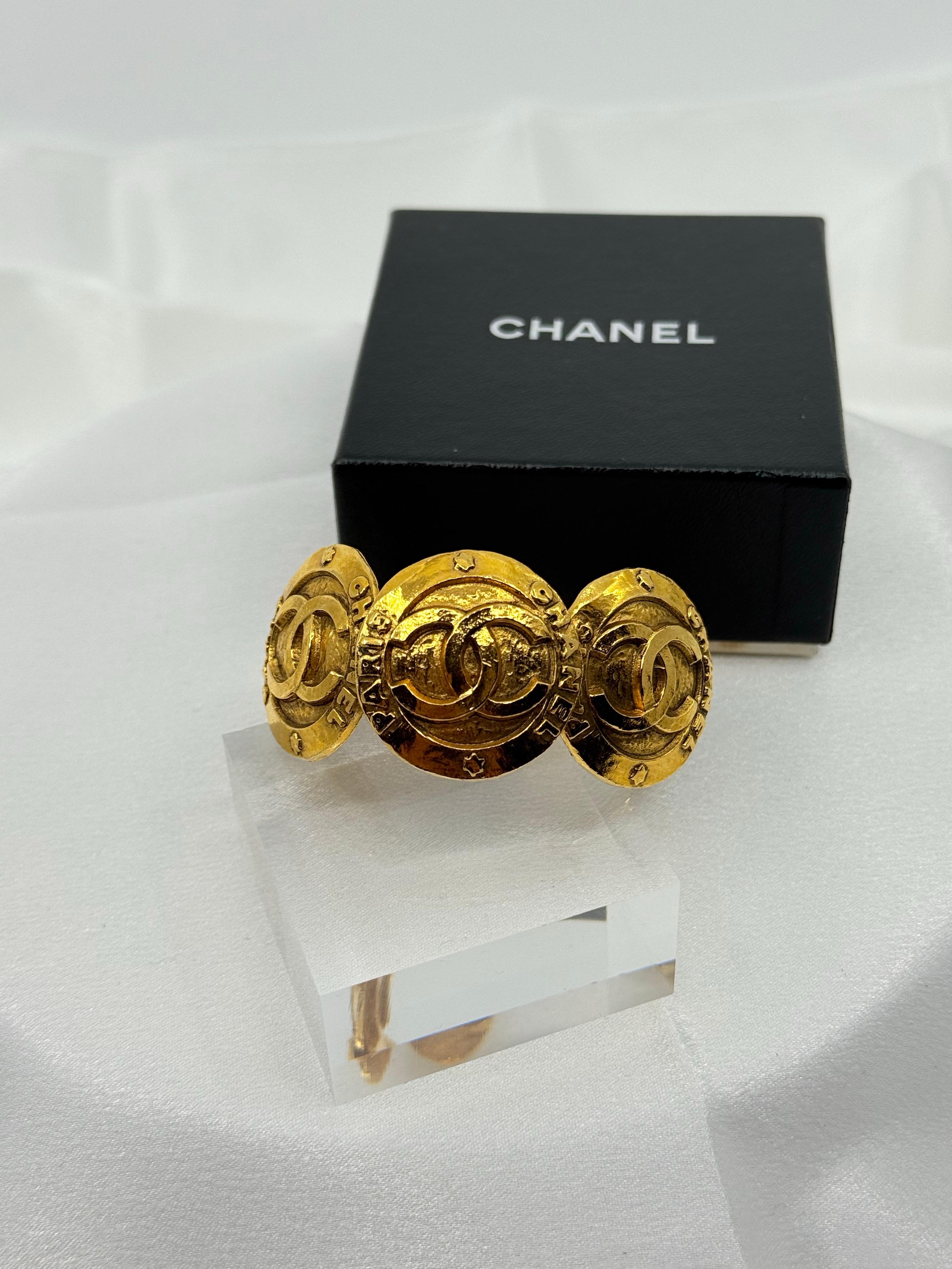 CHANEL Vintage Gold CC Medallion Cuff Statement Bracelet en vente 6
