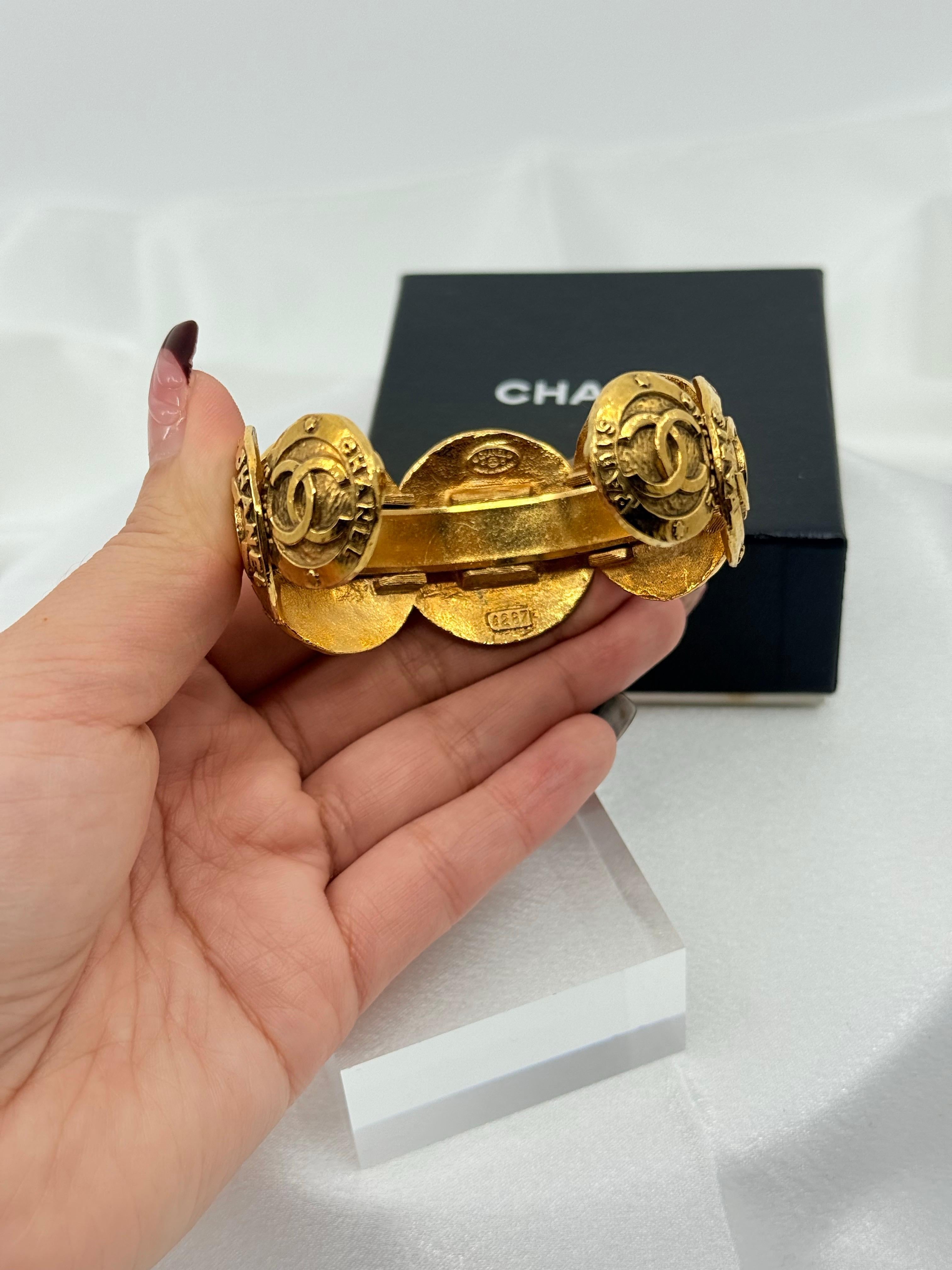 CHANEL Vintage Gold CC Medallion Cuff Statement Bracelet Bon état - En vente à Bellevue, WA