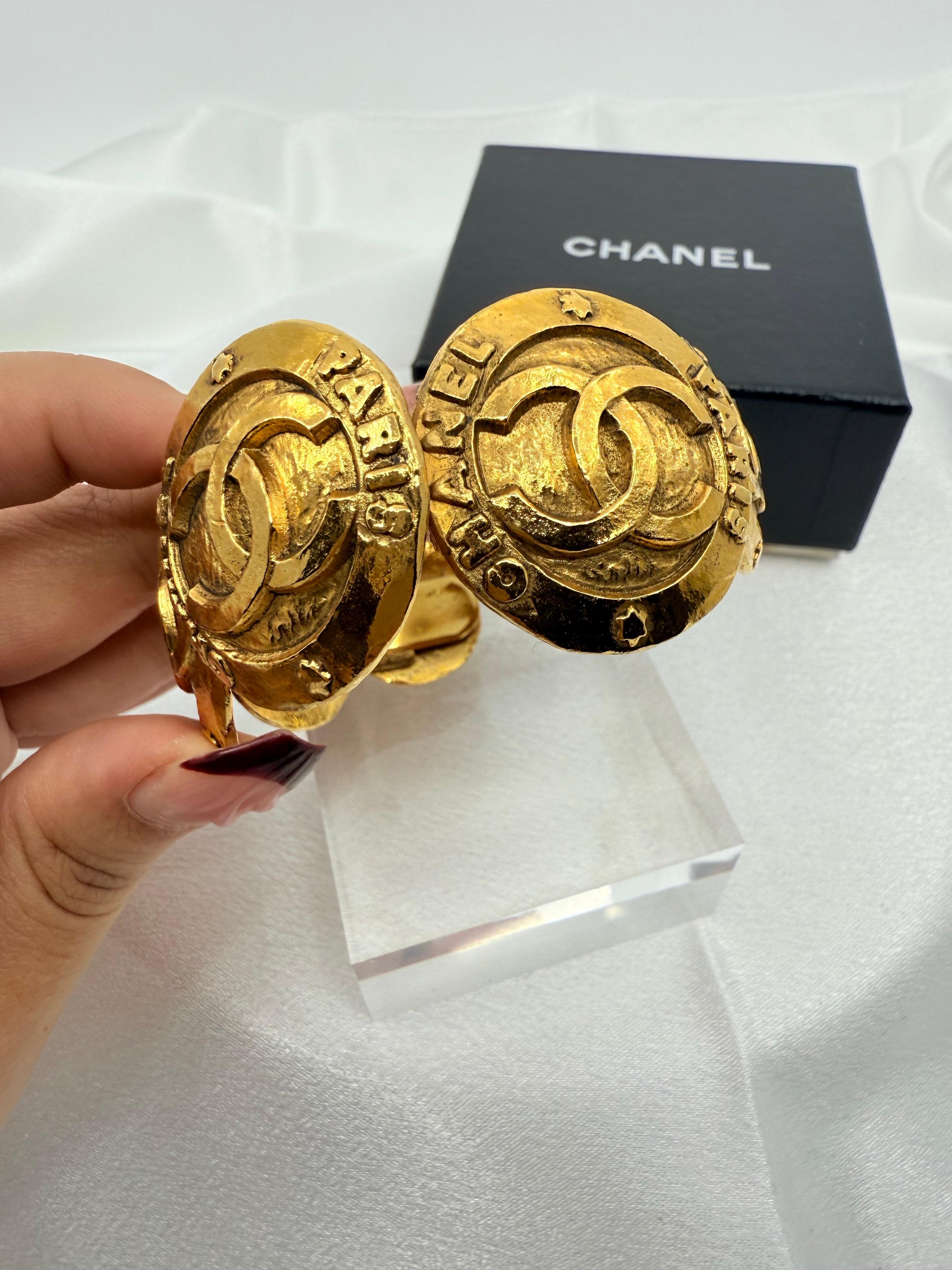 CHANEL Vintage Gold CC Medallion Cuff Statement Bracelet en vente 1