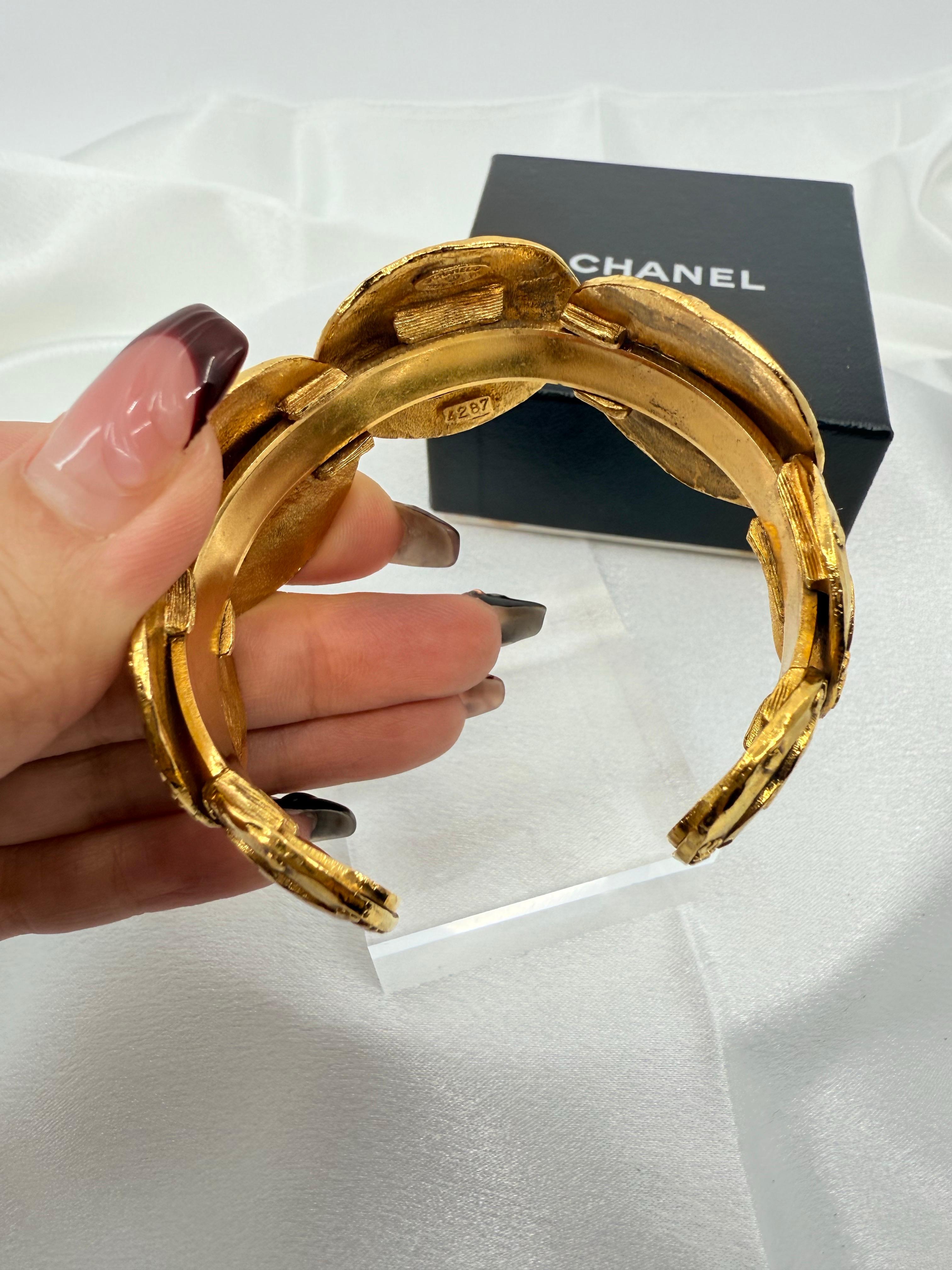 CHANEL Vintage Gold CC Medallion Cuff Statement Bracelet en vente 2