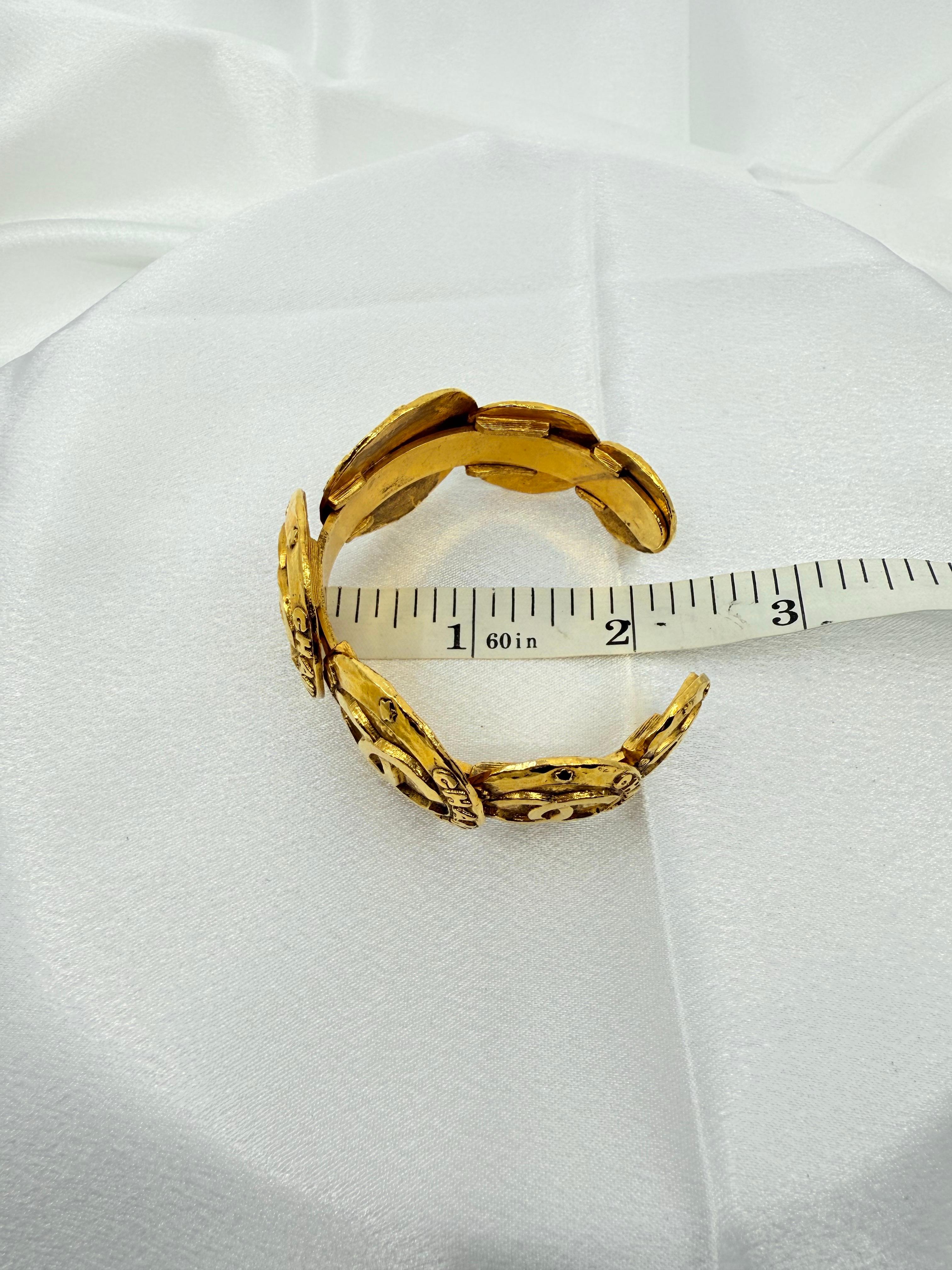 CHANEL Vintage Gold CC Medallion Cuff Statement Bracelet en vente 3