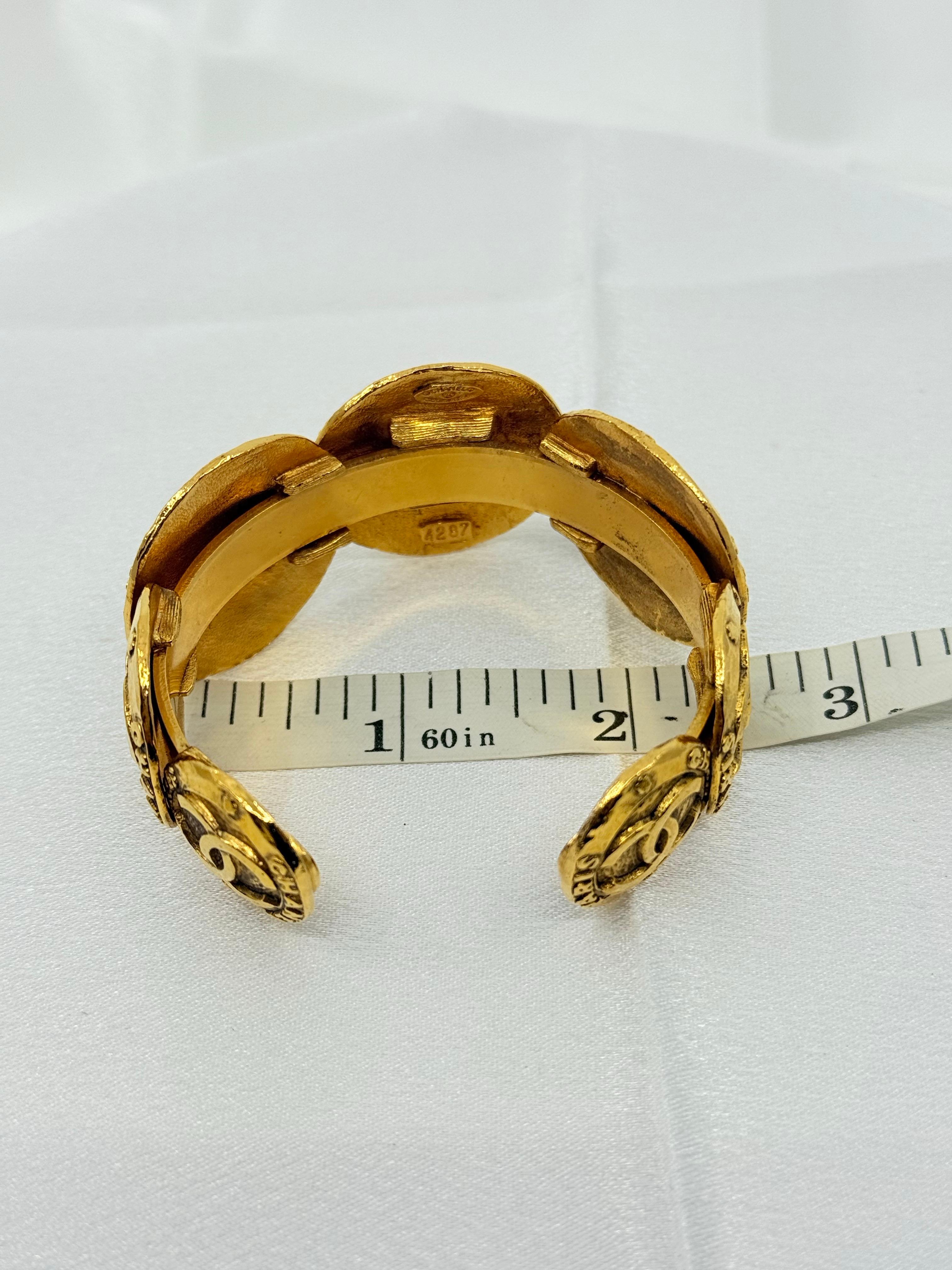CHANEL Vintage Gold CC Medallion Cuff Statement Bracelet en vente 4