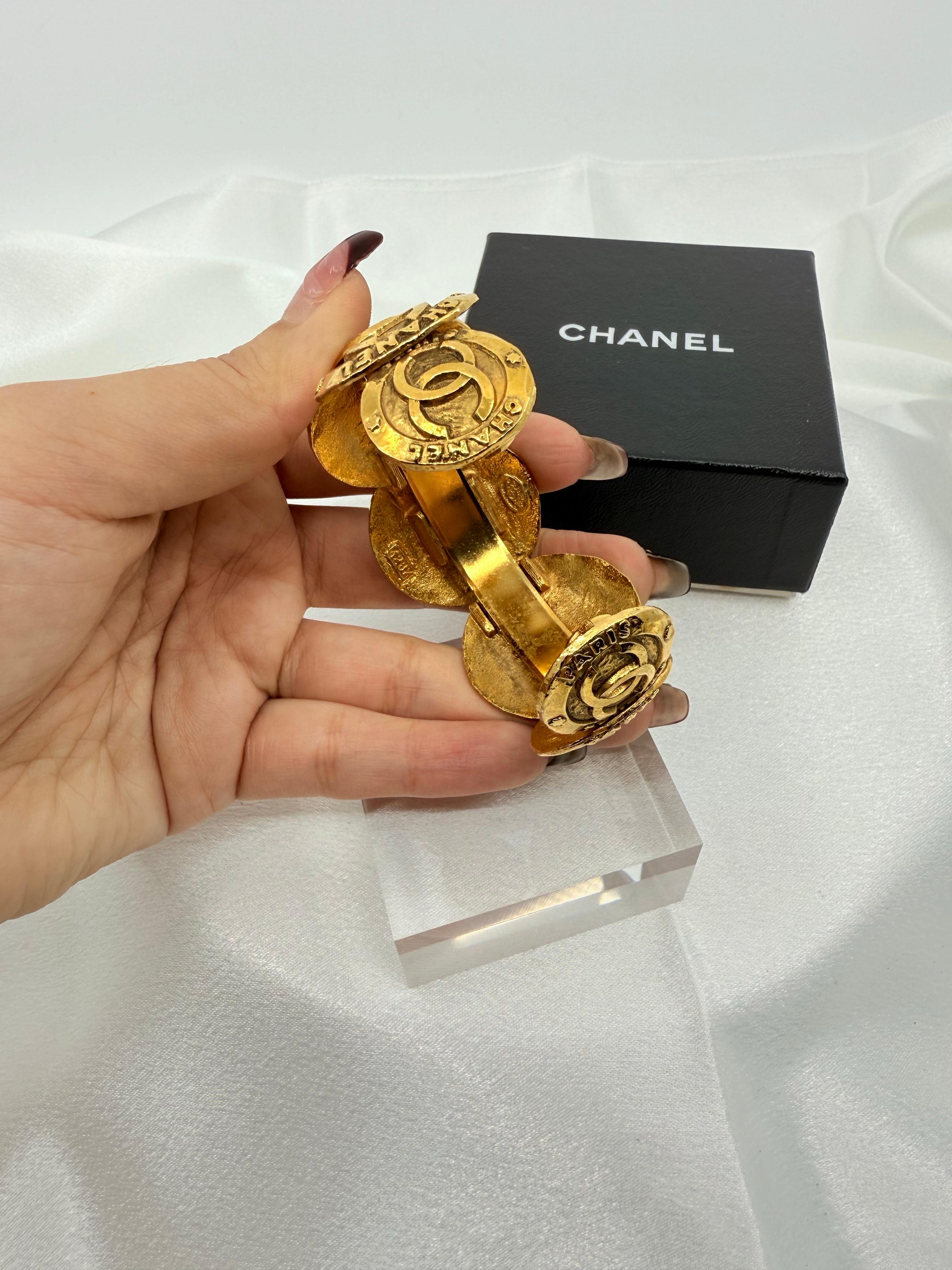 CHANEL Vintage Gold CC Medallion Cuff Statement Bracelet en vente 5