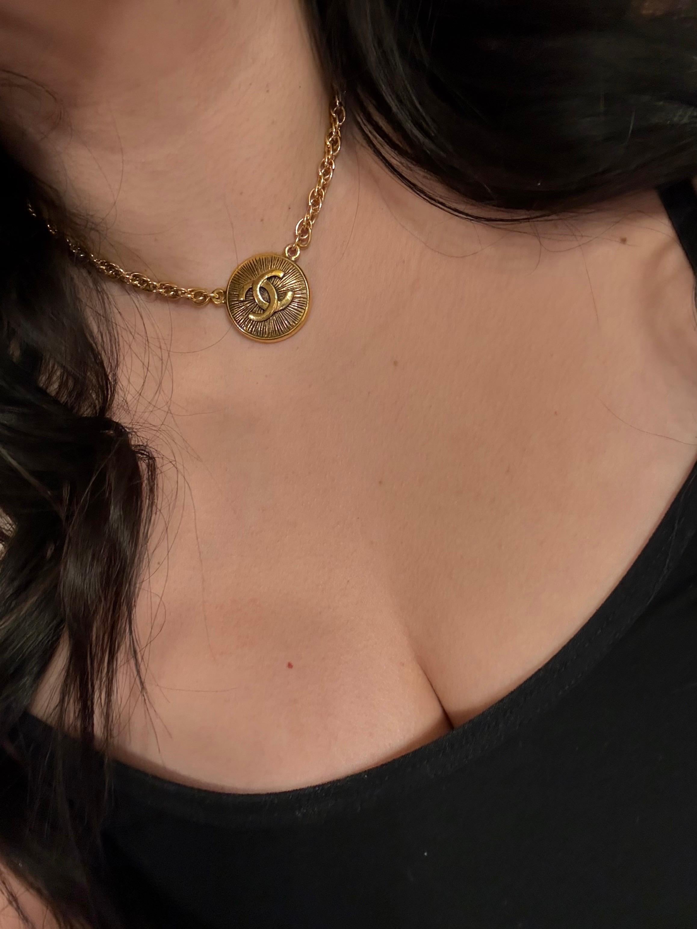 Collana con ciondolo a medaglione Chanel vintage in oro CC in vendita 8
