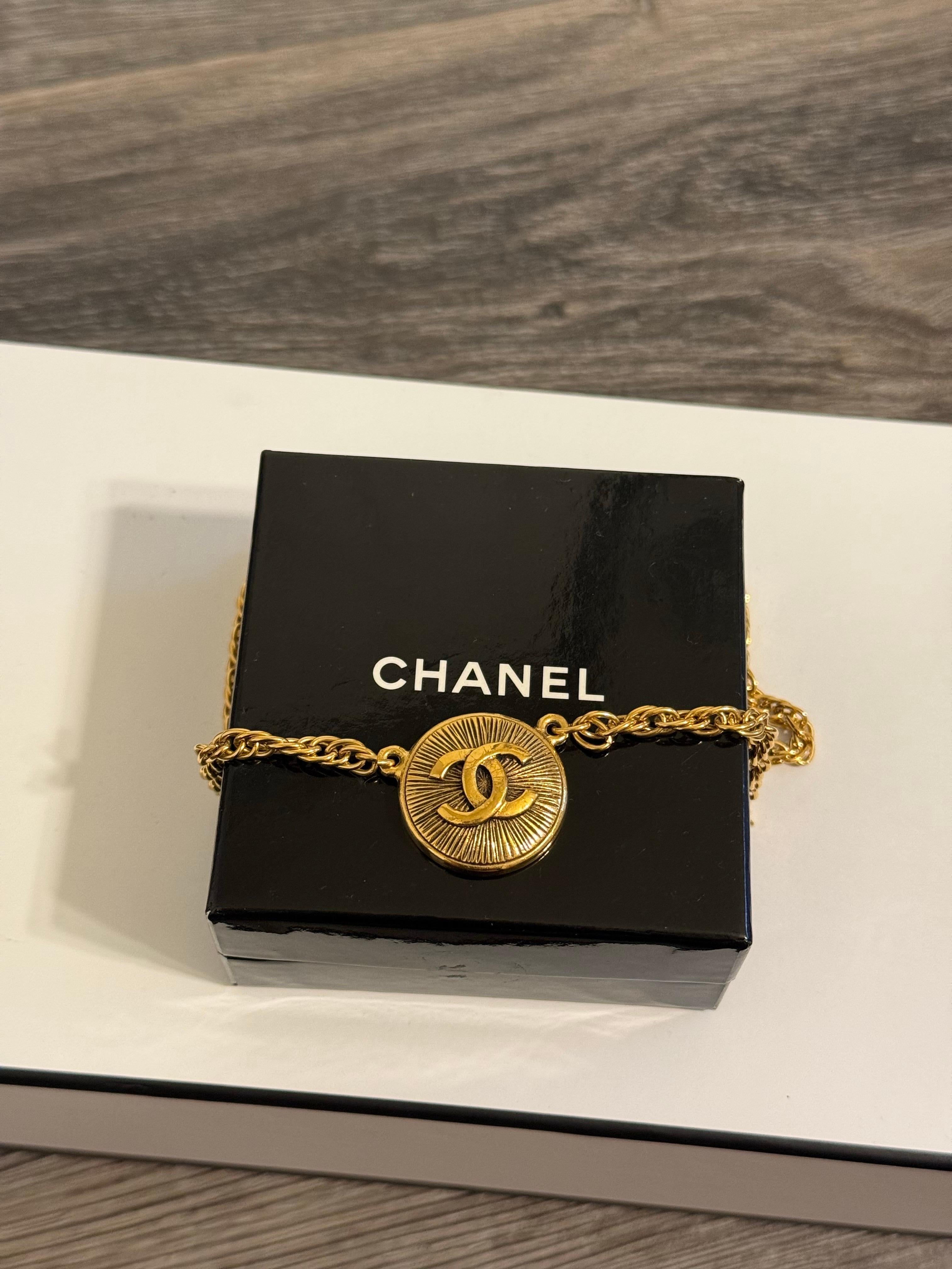 DETTAGLI:
Marchio di garanzia: CHANEL
Prodotto in Francia
Placcato oro
La collana è in buone condizioni e presenta un'usura minima.
Misure approssimative:  lunghezza della catena 15