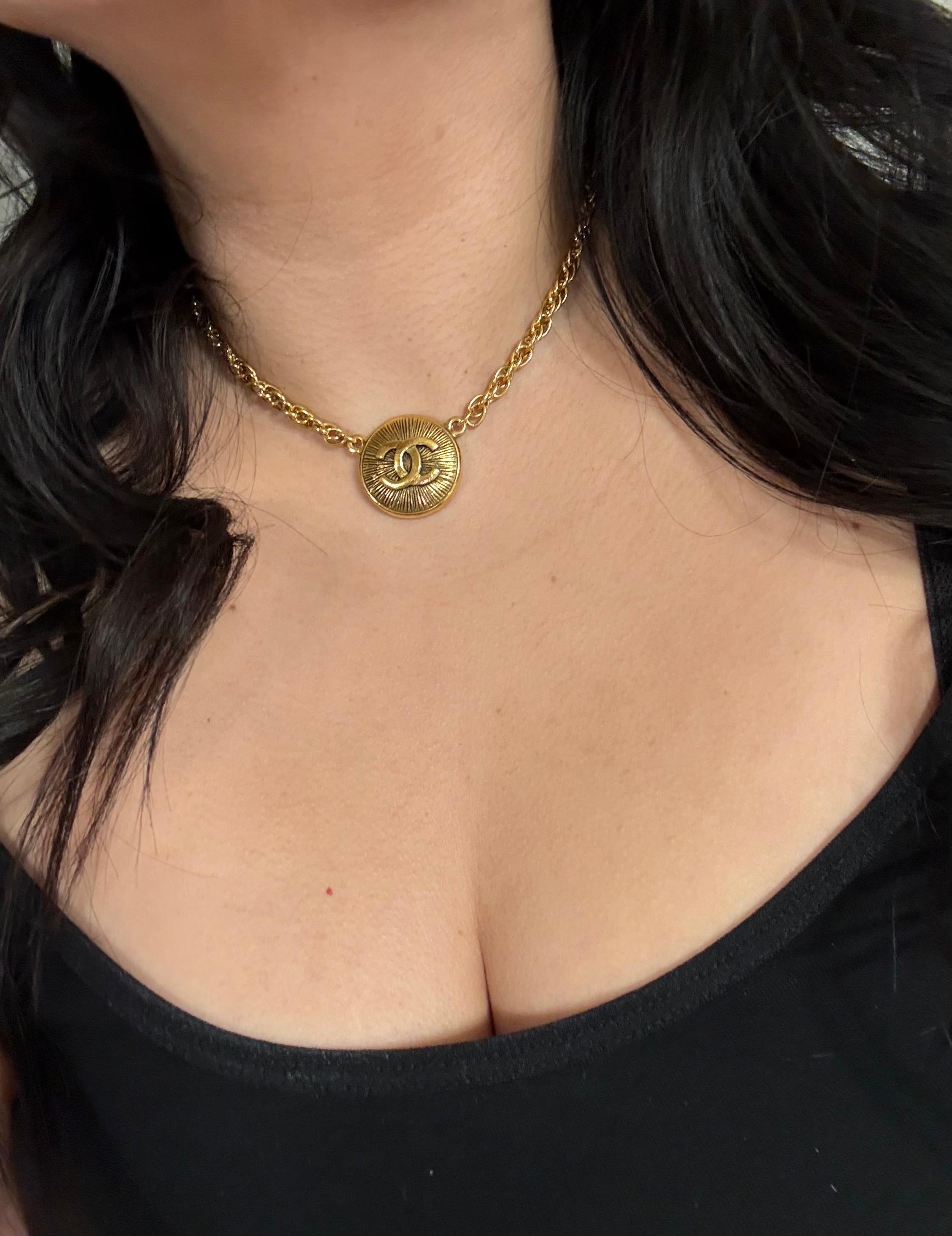 Collana con ciondolo a medaglione Chanel vintage in oro CC In condizioni buone in vendita a Bellevue, WA