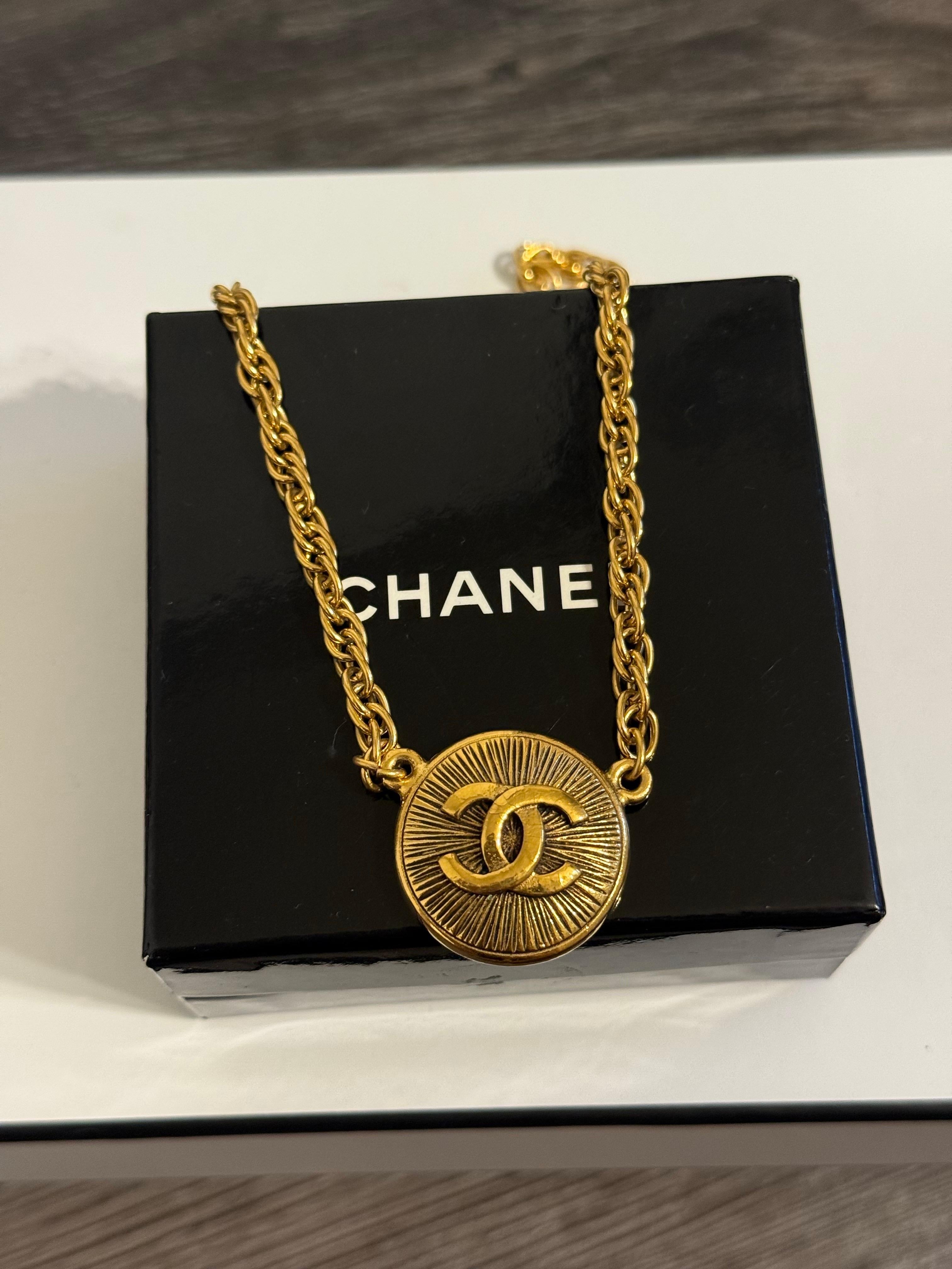 da uomo o donna Collana con ciondolo a medaglione Chanel vintage in oro CC in vendita