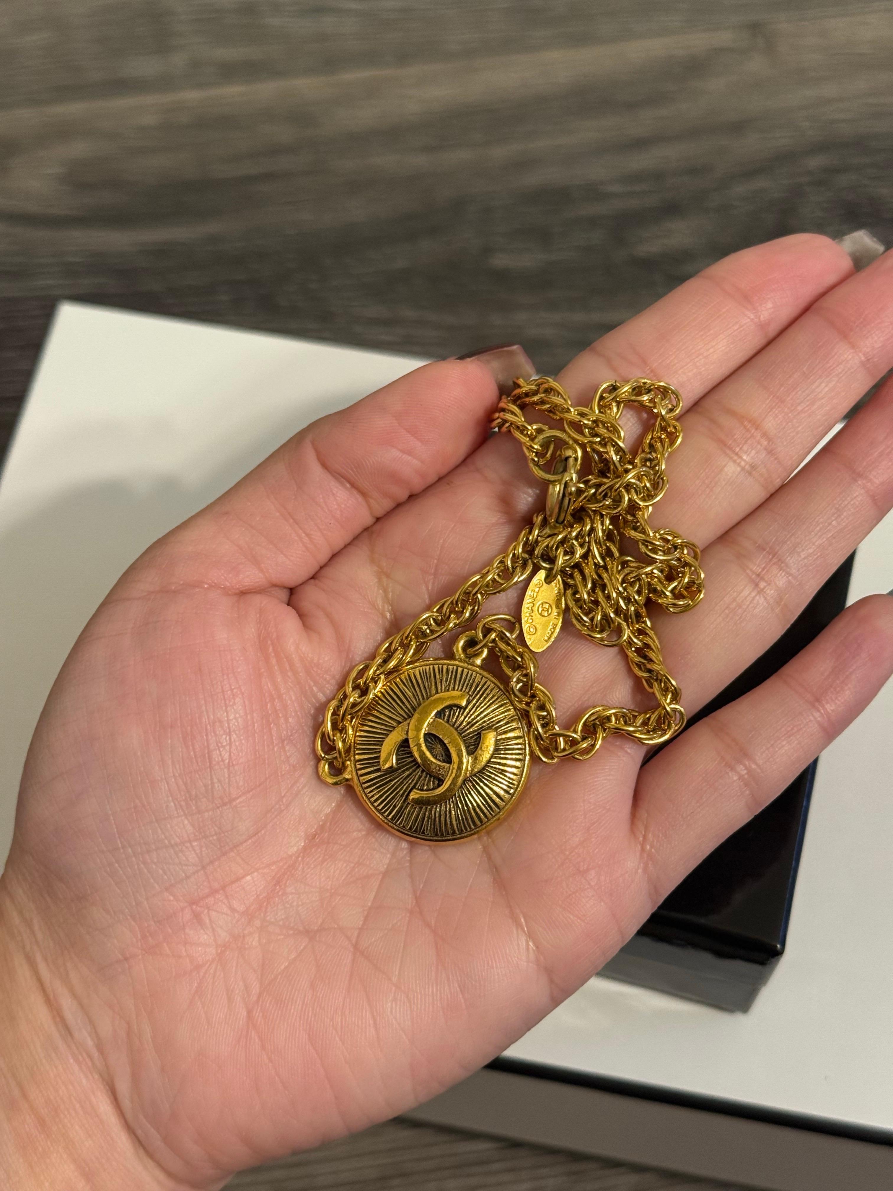 Collana con ciondolo a medaglione Chanel vintage in oro CC in vendita 1