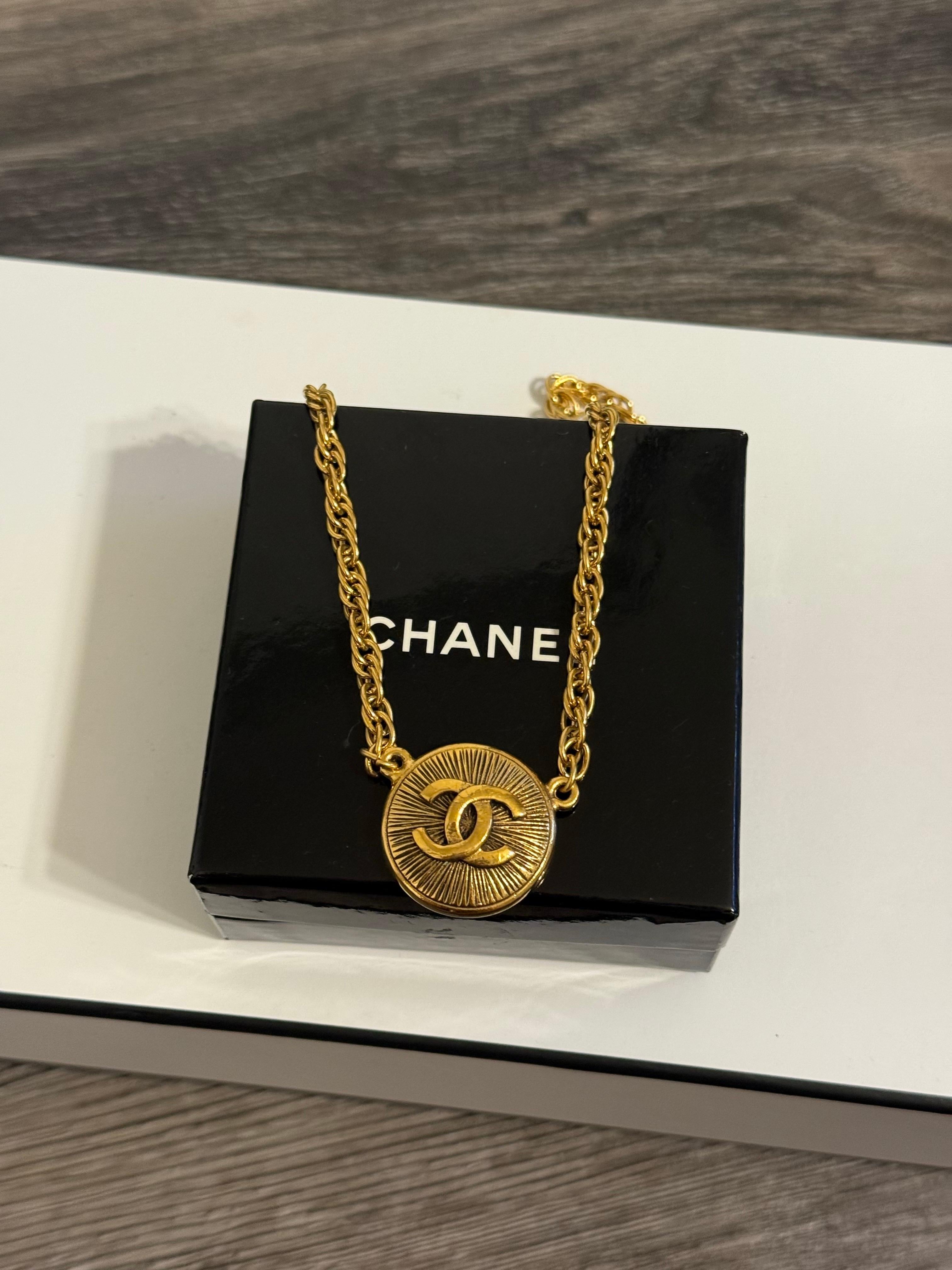 Collana con ciondolo a medaglione Chanel vintage in oro CC in vendita 2