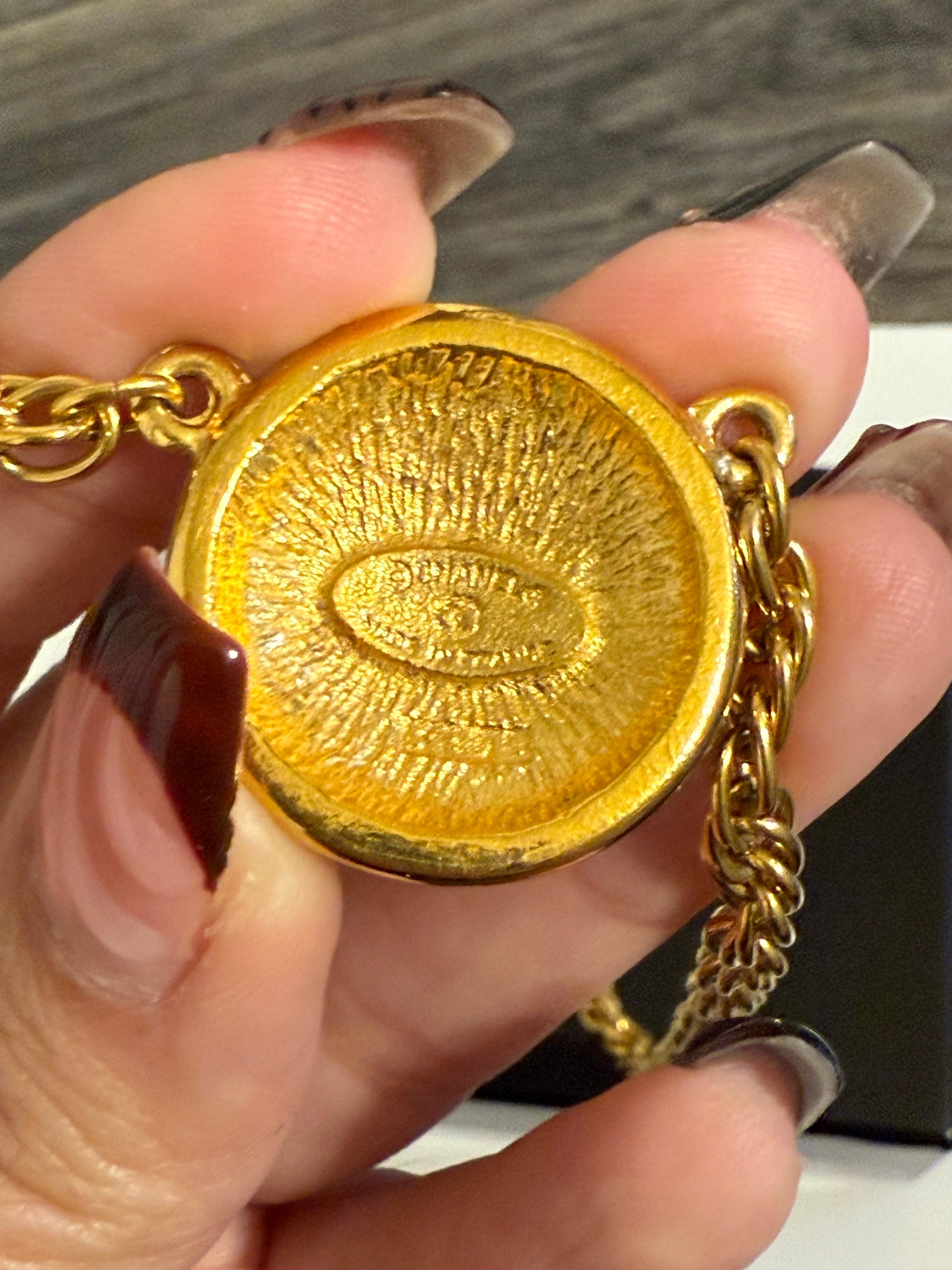 Collana con ciondolo a medaglione Chanel vintage in oro CC in vendita 3