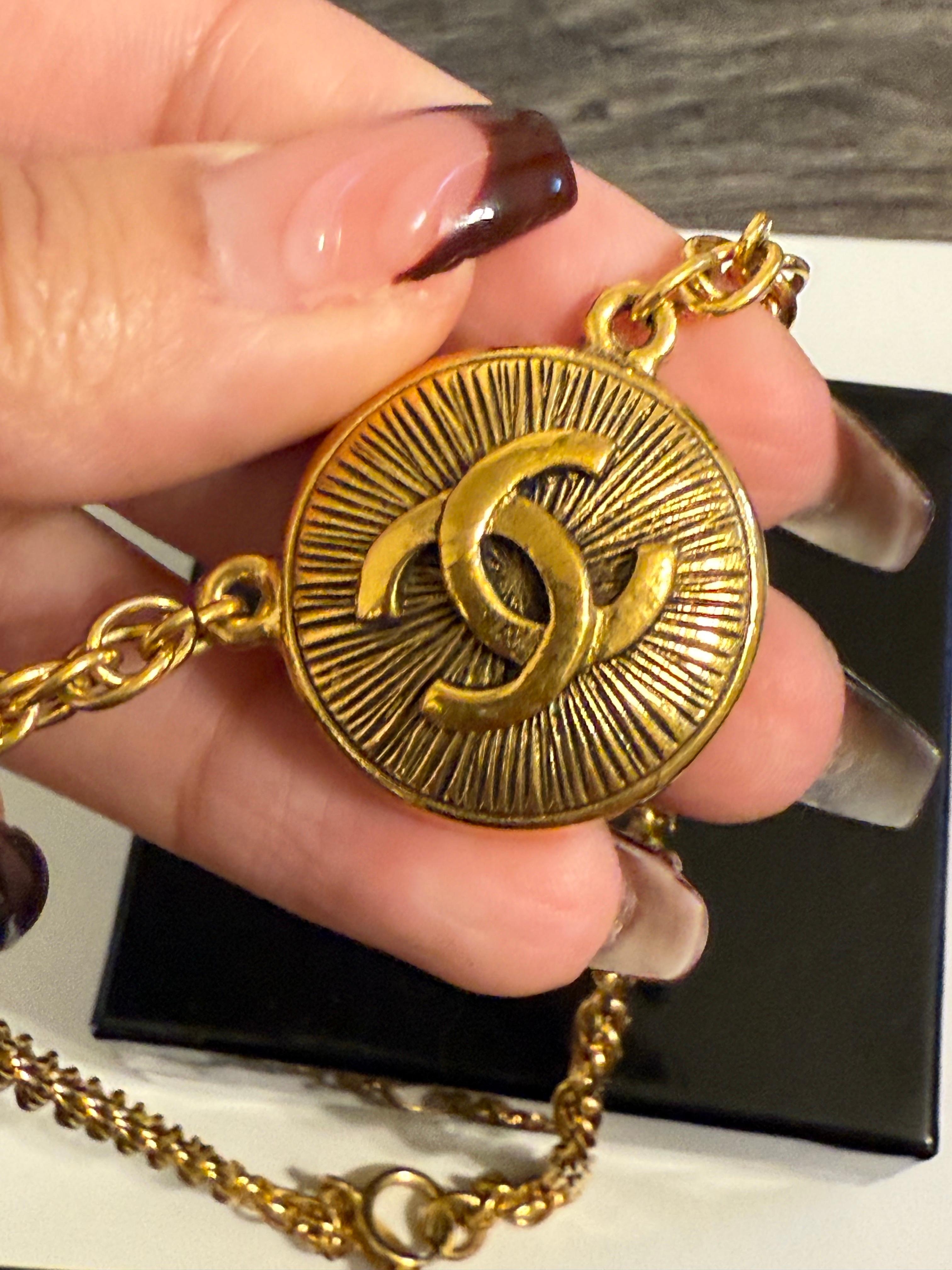 Collana con ciondolo a medaglione Chanel vintage in oro CC in vendita 4