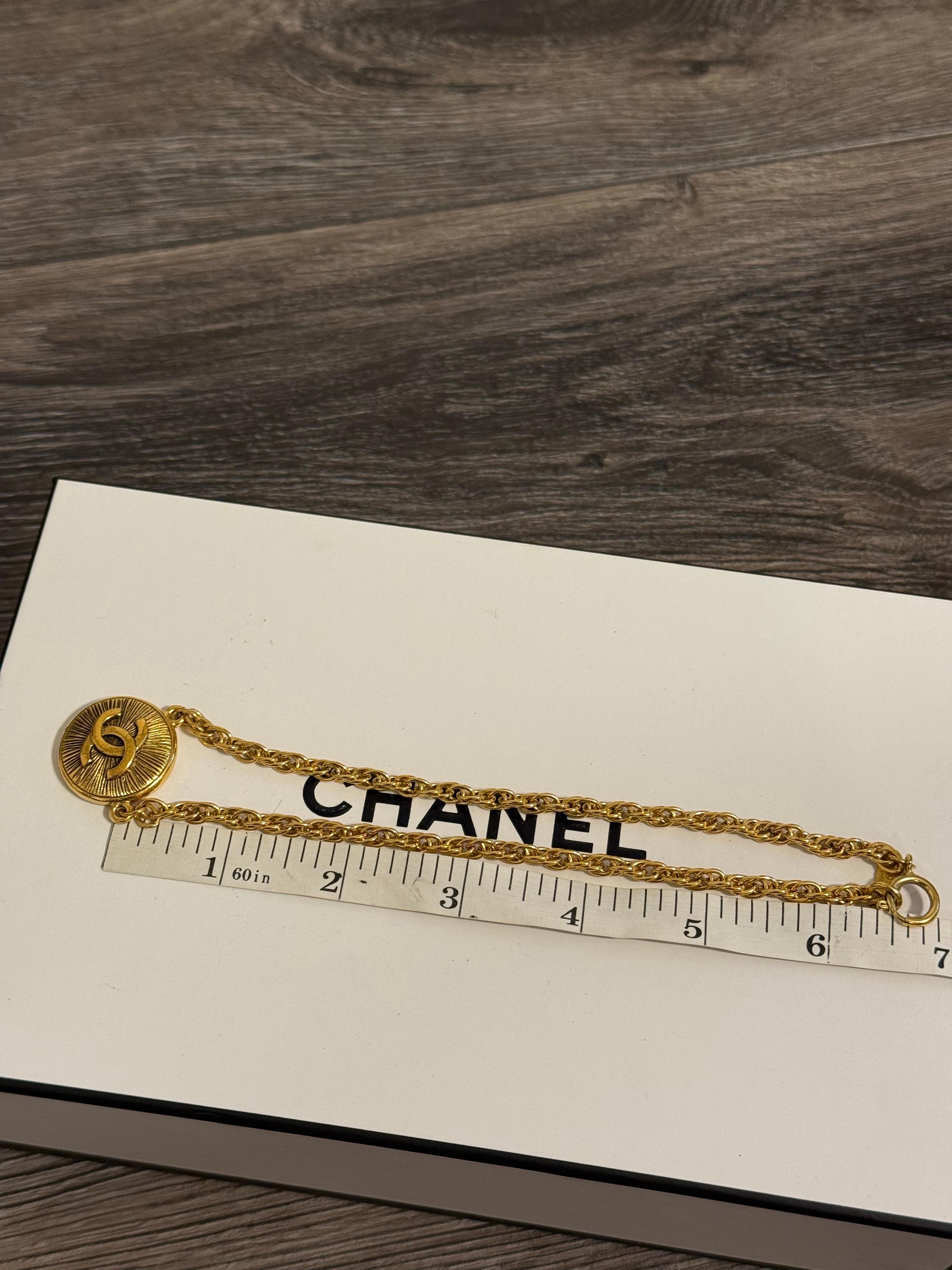 Collana con ciondolo a medaglione Chanel vintage in oro CC in vendita 5