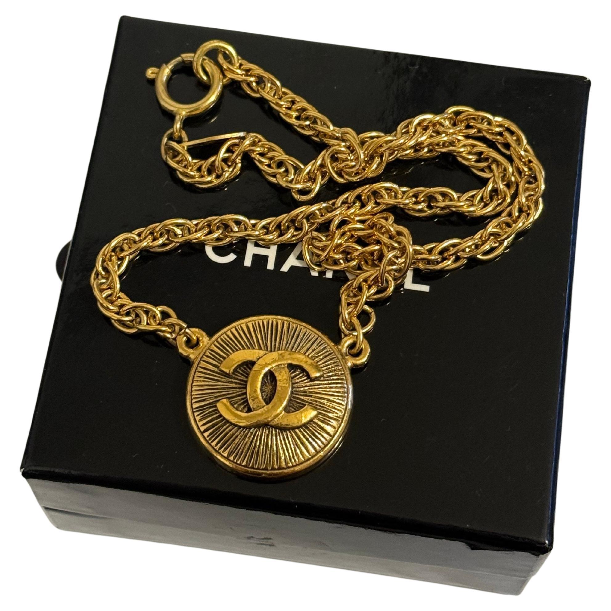 Collana con ciondolo a medaglione Chanel vintage in oro CC