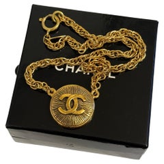 Collana con ciondolo a medaglione Chanel vintage in oro CC