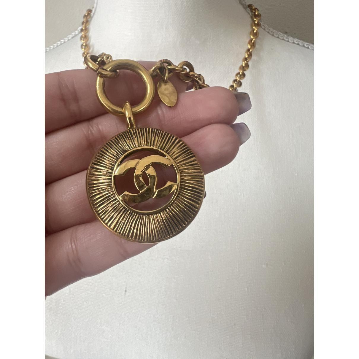 CHANEL Vintage Gold CC Médaillon Pendentif Sunburst Unisexe en vente