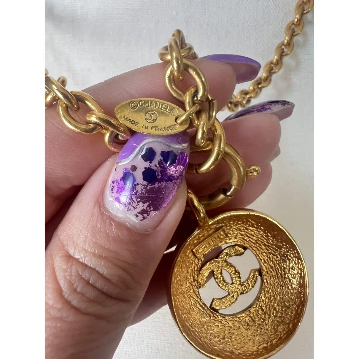 CHANEL Vintage Gold CC Médaillon Pendentif Sunburst en vente 2