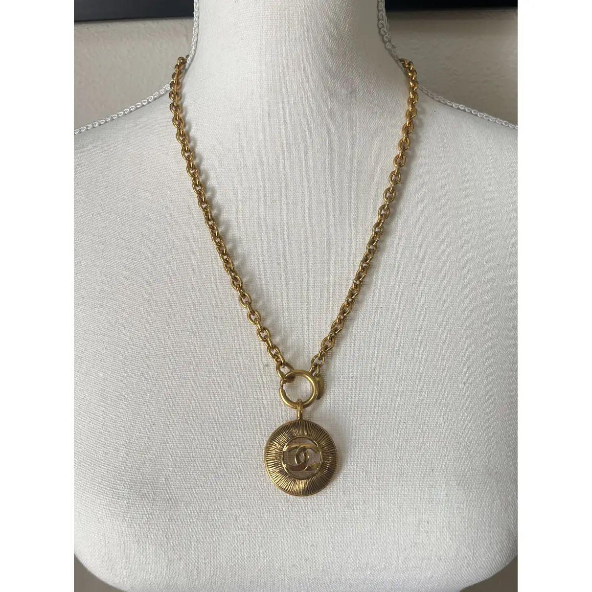 CHANEL Vintage Gold CC Médaillon Pendentif Sunburst en vente 3