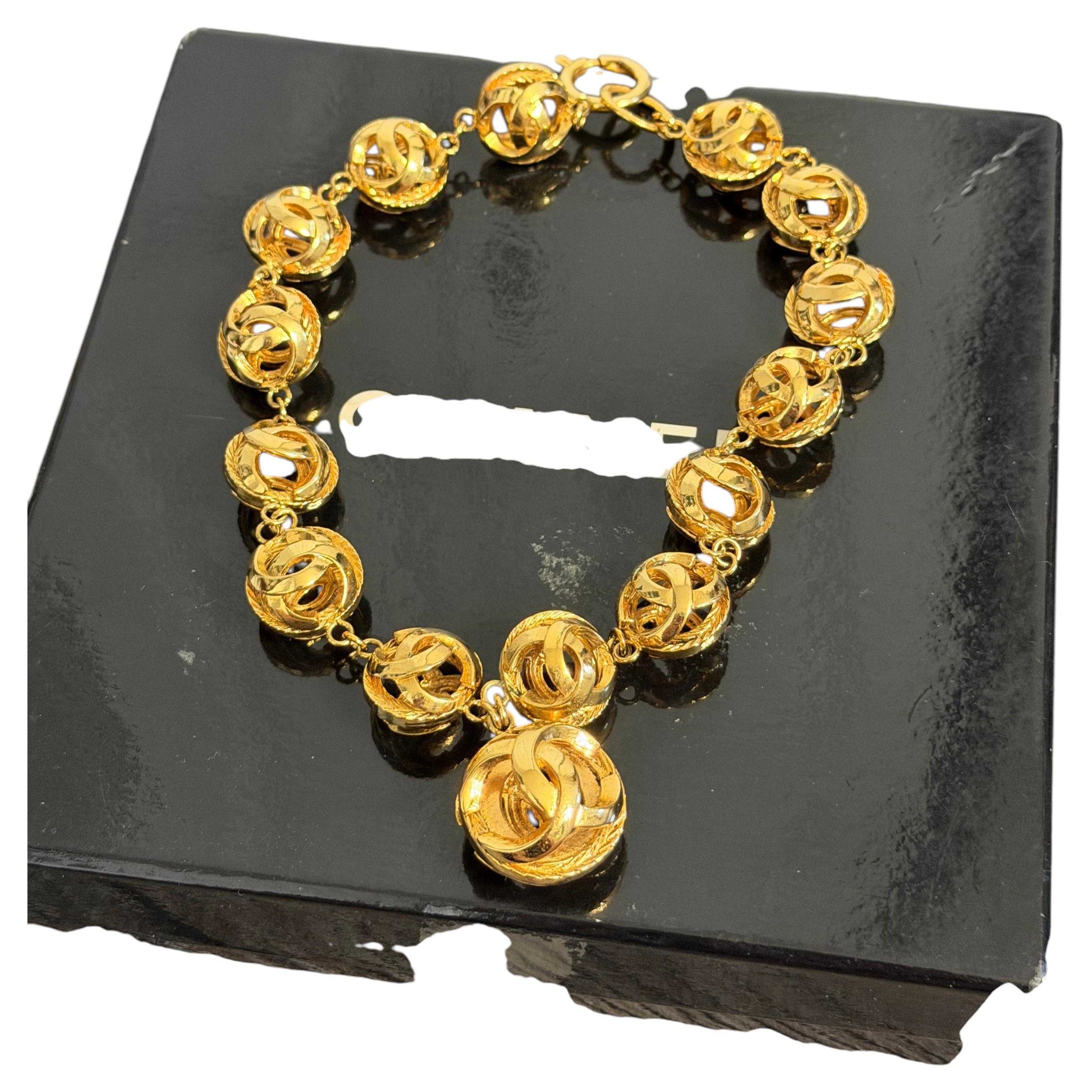 Collar CHANEL Vintage con eslabones en forma de esfera CC dorados