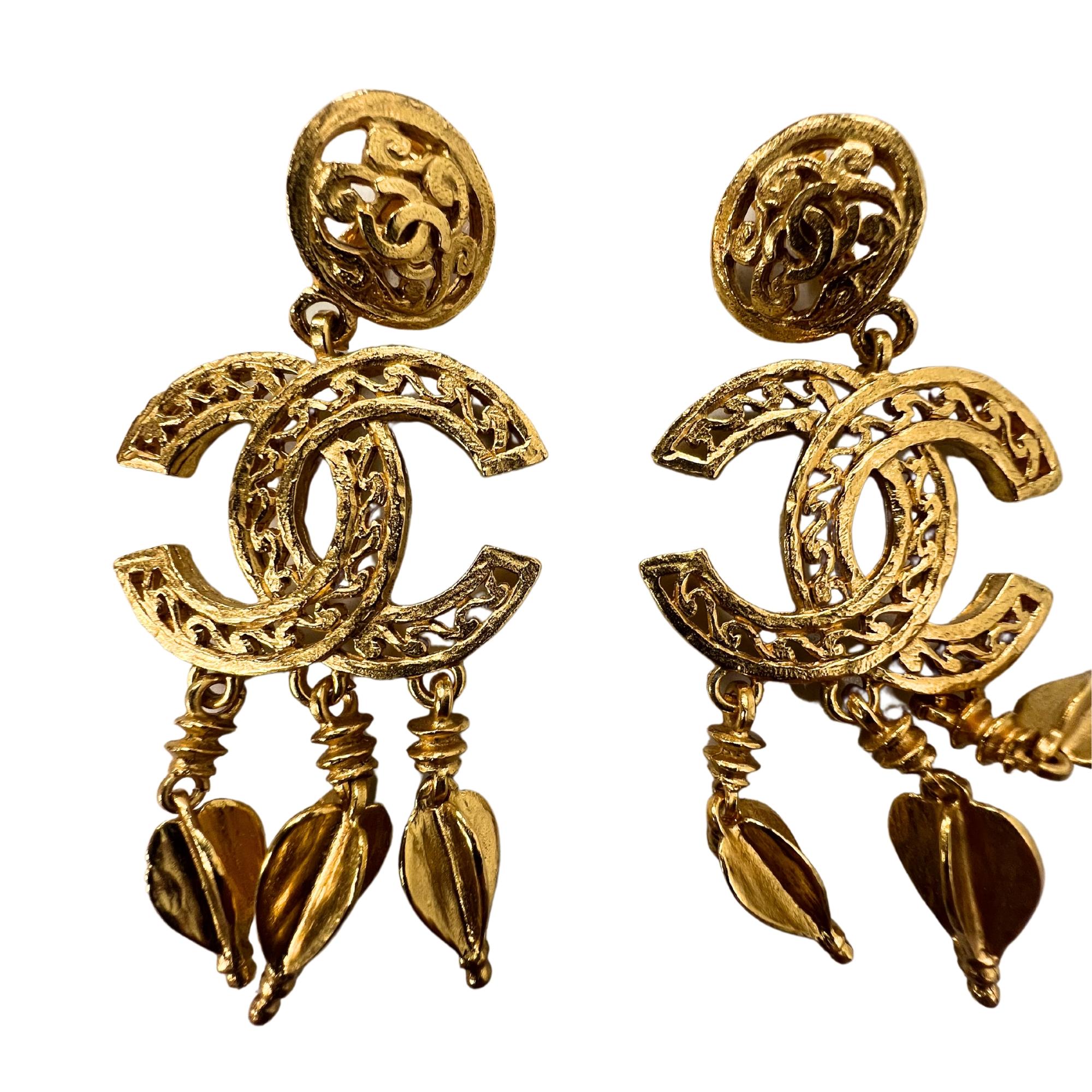 Chanel Vintage Gold CC Ornate Dangle Clip On Earrings (1995) In Good Condition For Sale In Montreal, Quebec
