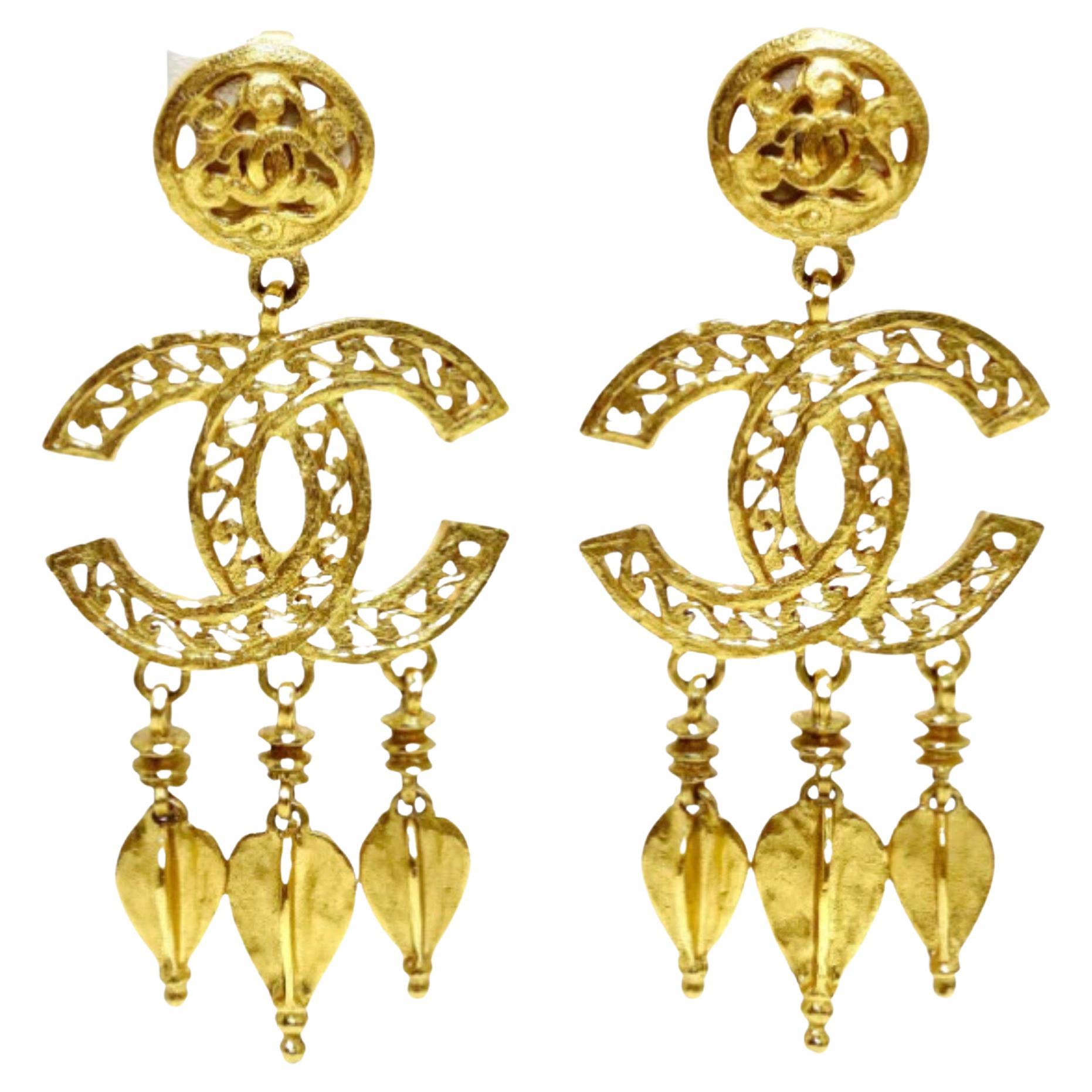 Chanel Vintage Gold CC Ornate Dangle Clip On Earrings (1995) For Sale