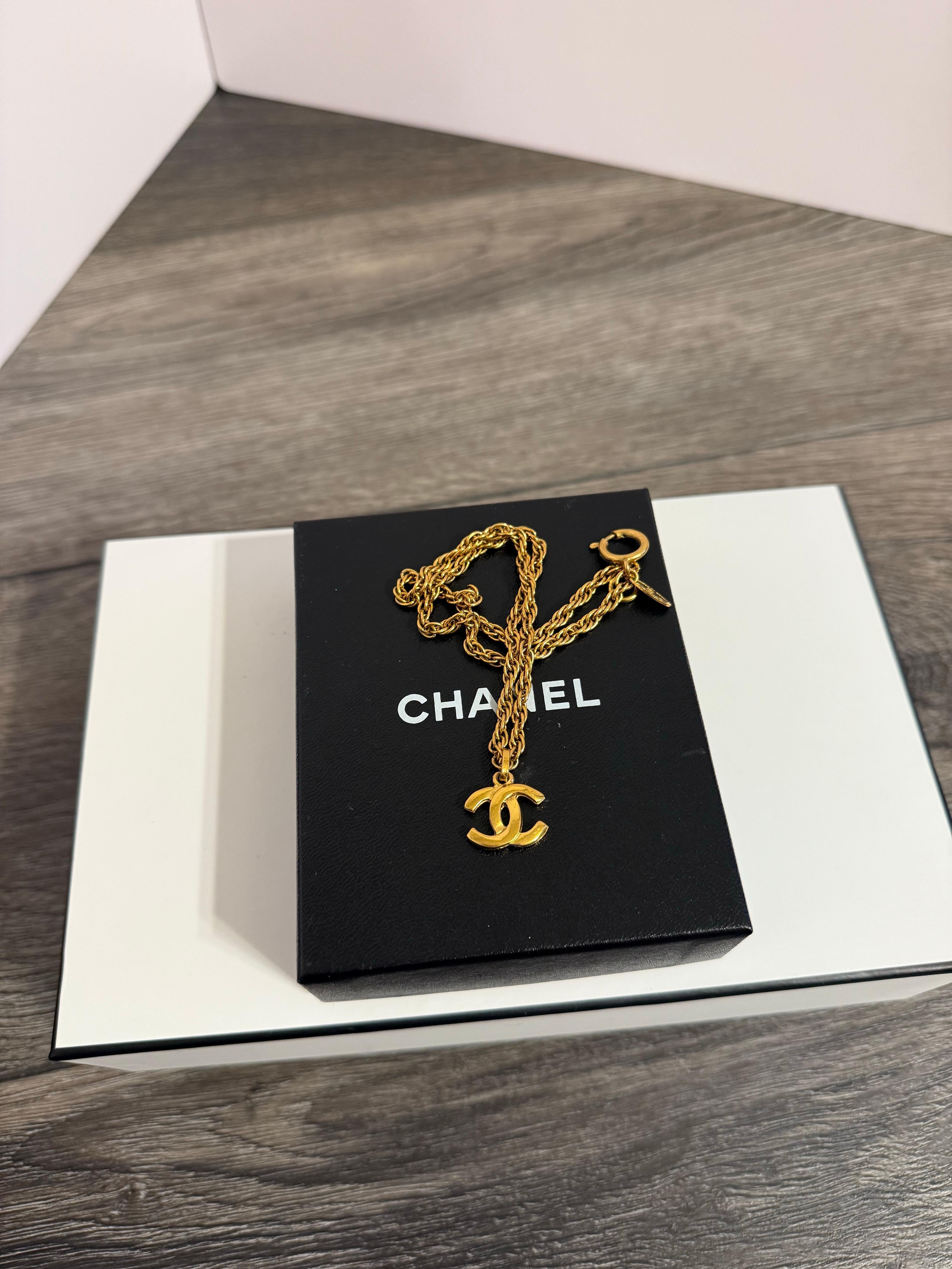 CHANEL Vintage Gold CC-Anhänger Halskette, 1990-2000er im Angebot 7