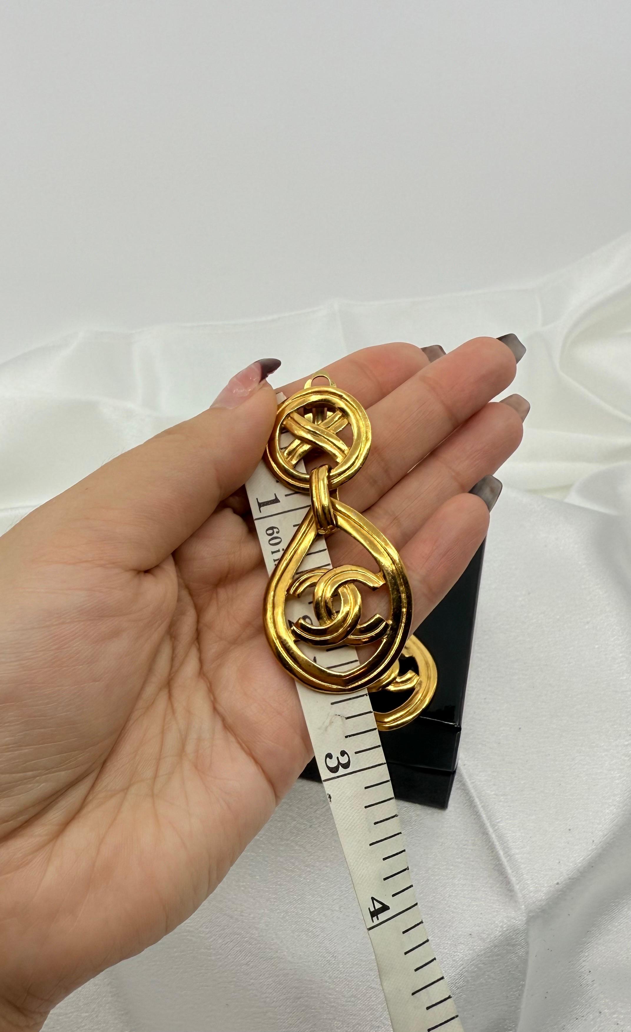 CHANEL Vintage Gold CC Statement Clip On Dangle Ohrringe im Angebot 6