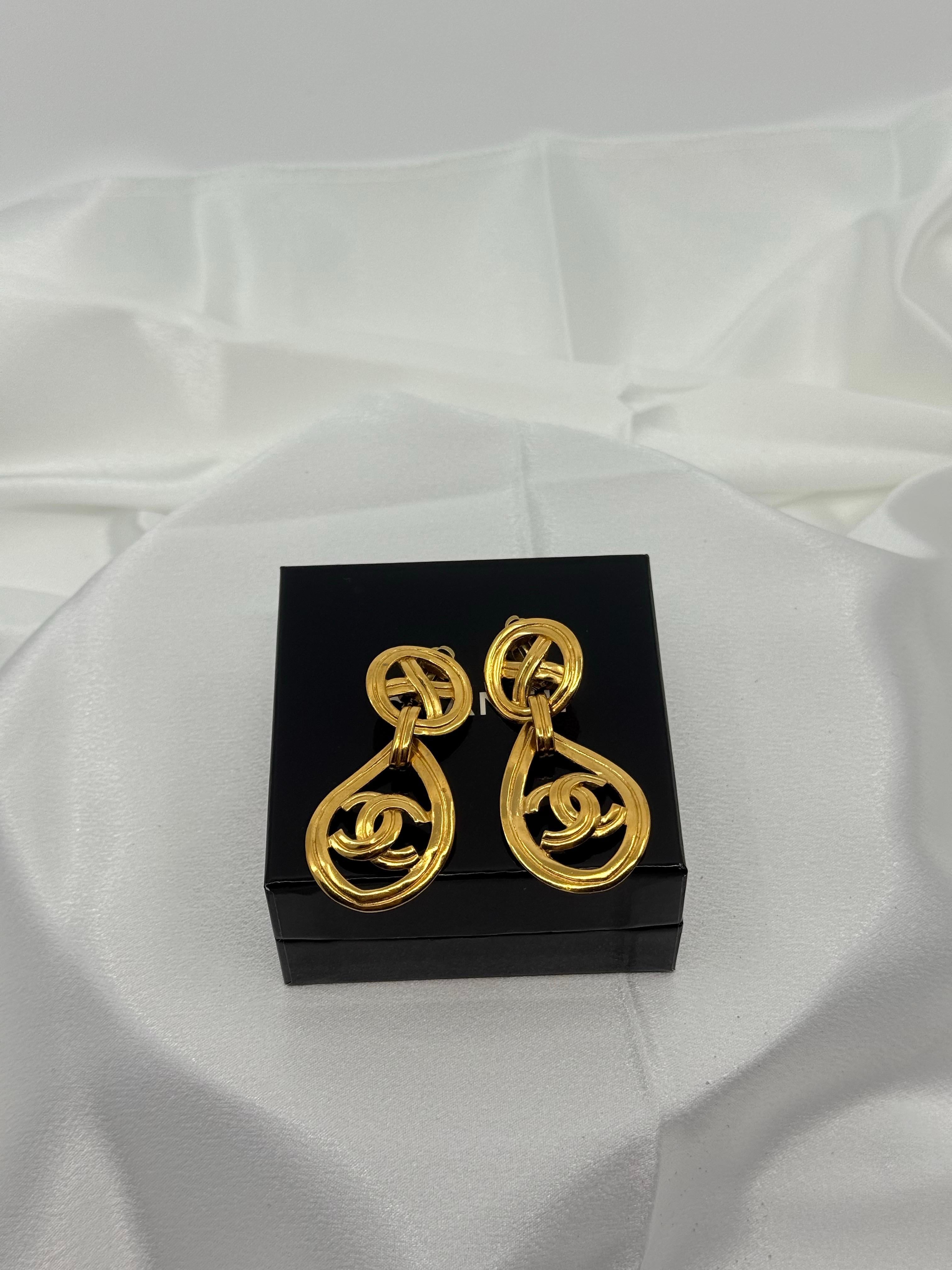 CHANEL Vintage Gold CC Statement Clip On Dangle Ohrringe im Angebot 8