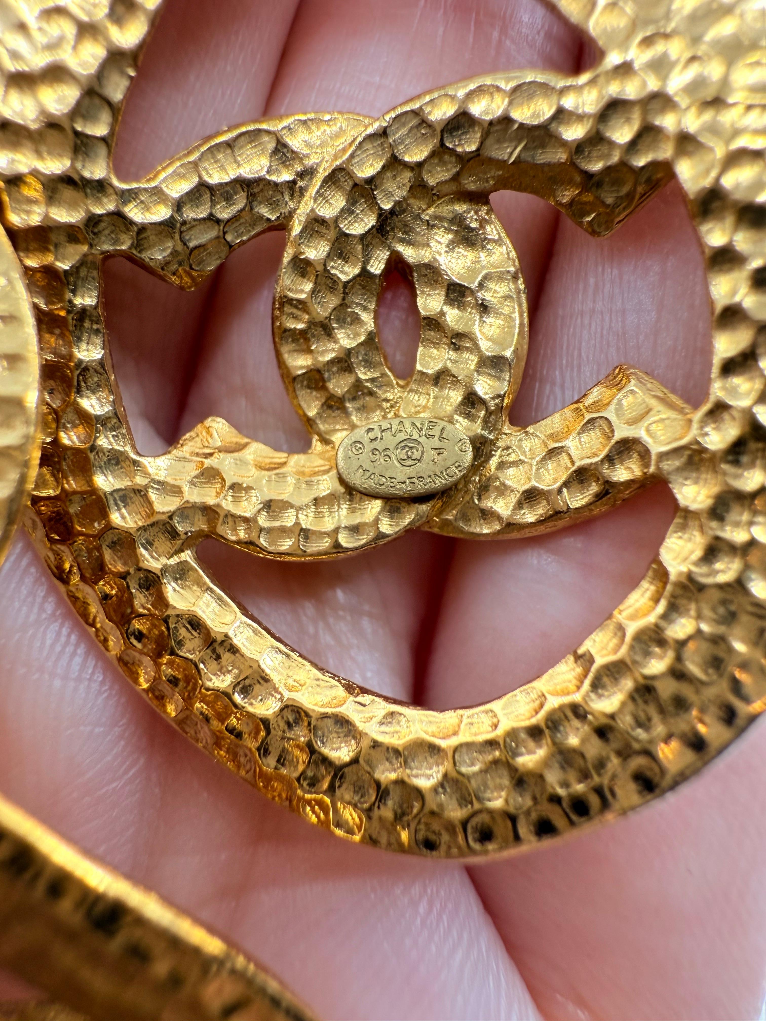 CHANEL Vintage Gold CC Statement Clip On Dangle Ohrringe im Angebot 9