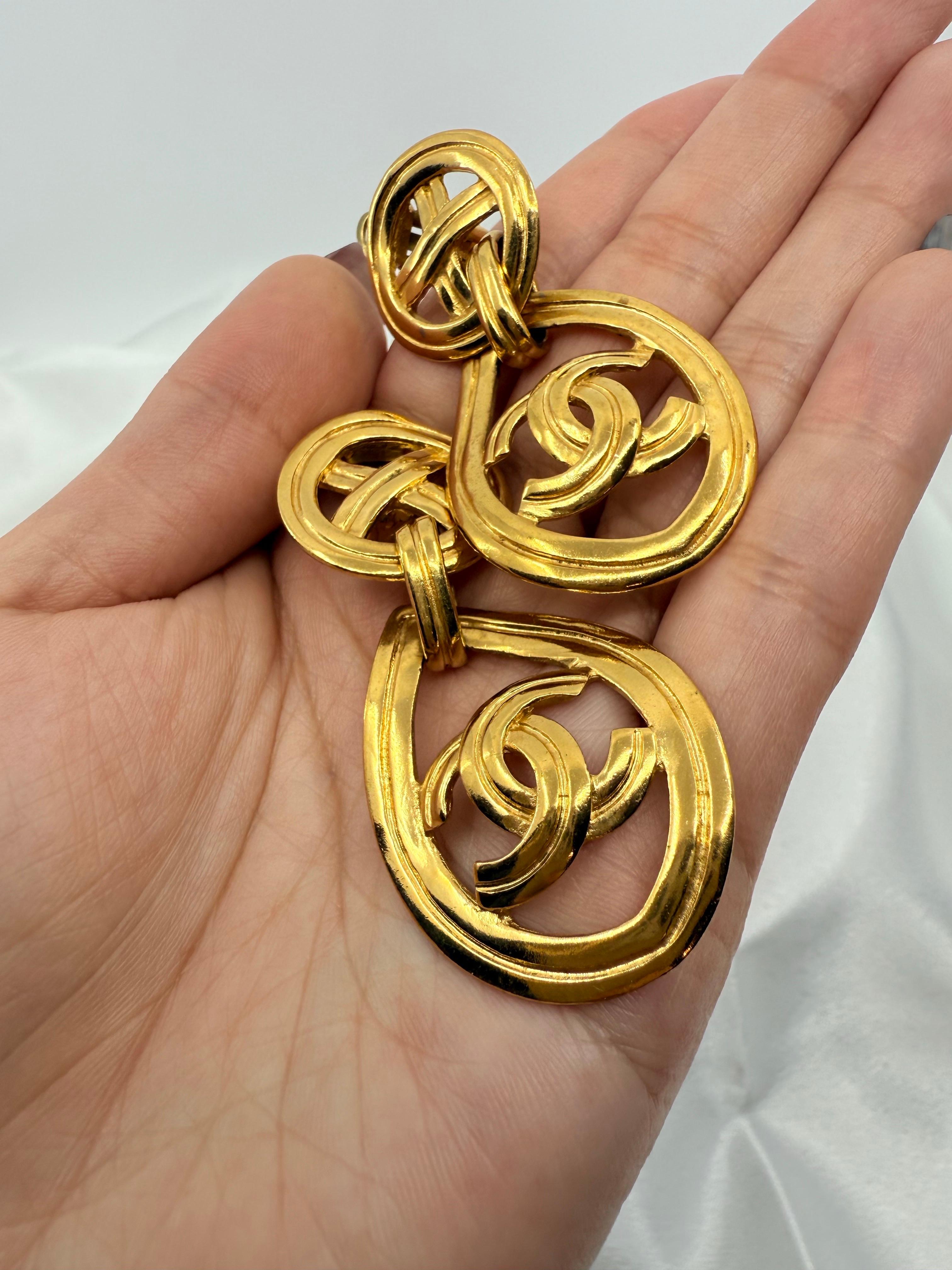 CHANEL Vintage Gold CC Statement Clip On Dangle Ohrringe im Angebot 10