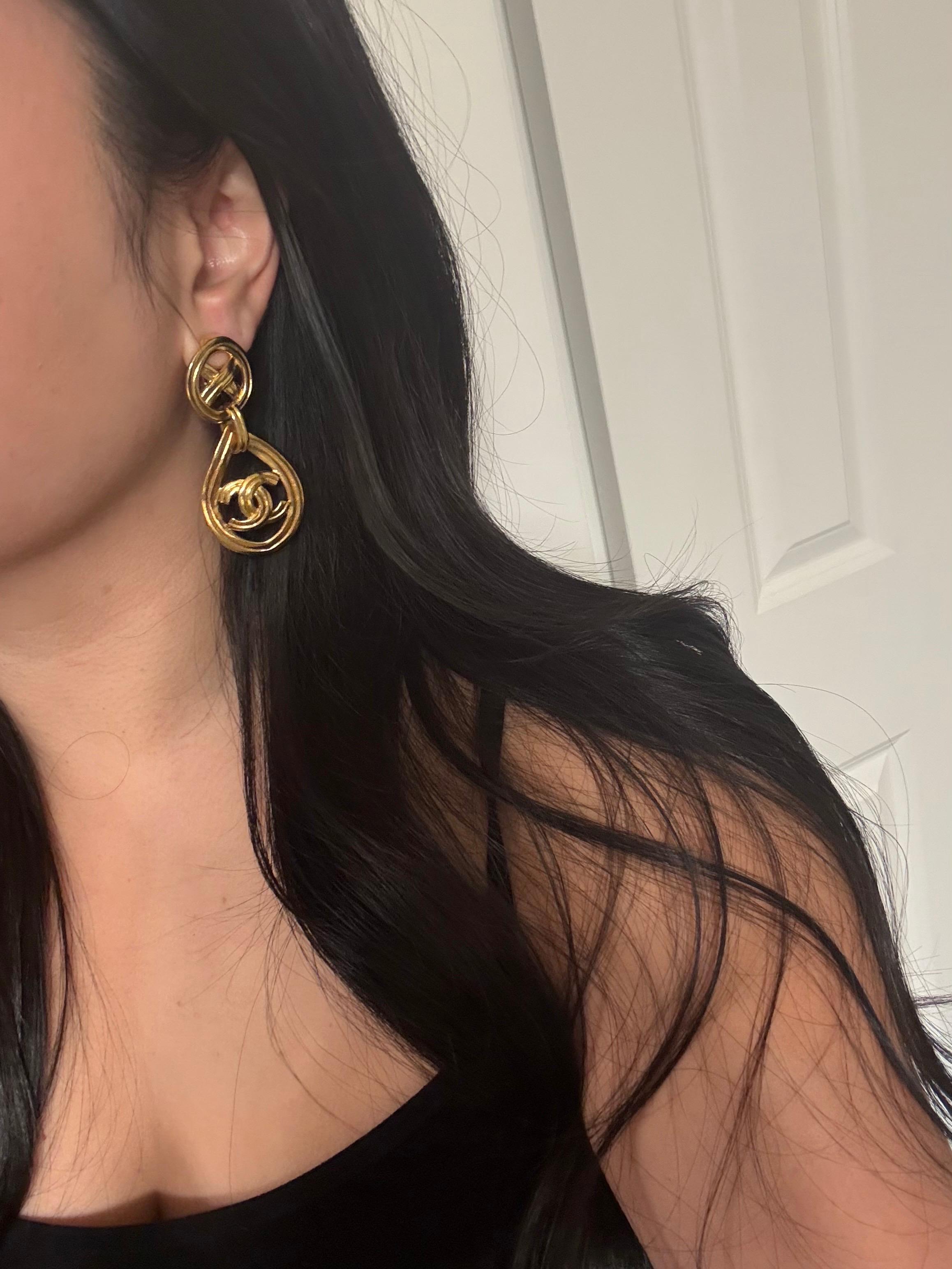 CHANEL Vintage Gold CC Statement Clip On Dangle Ohrringe im Angebot 11