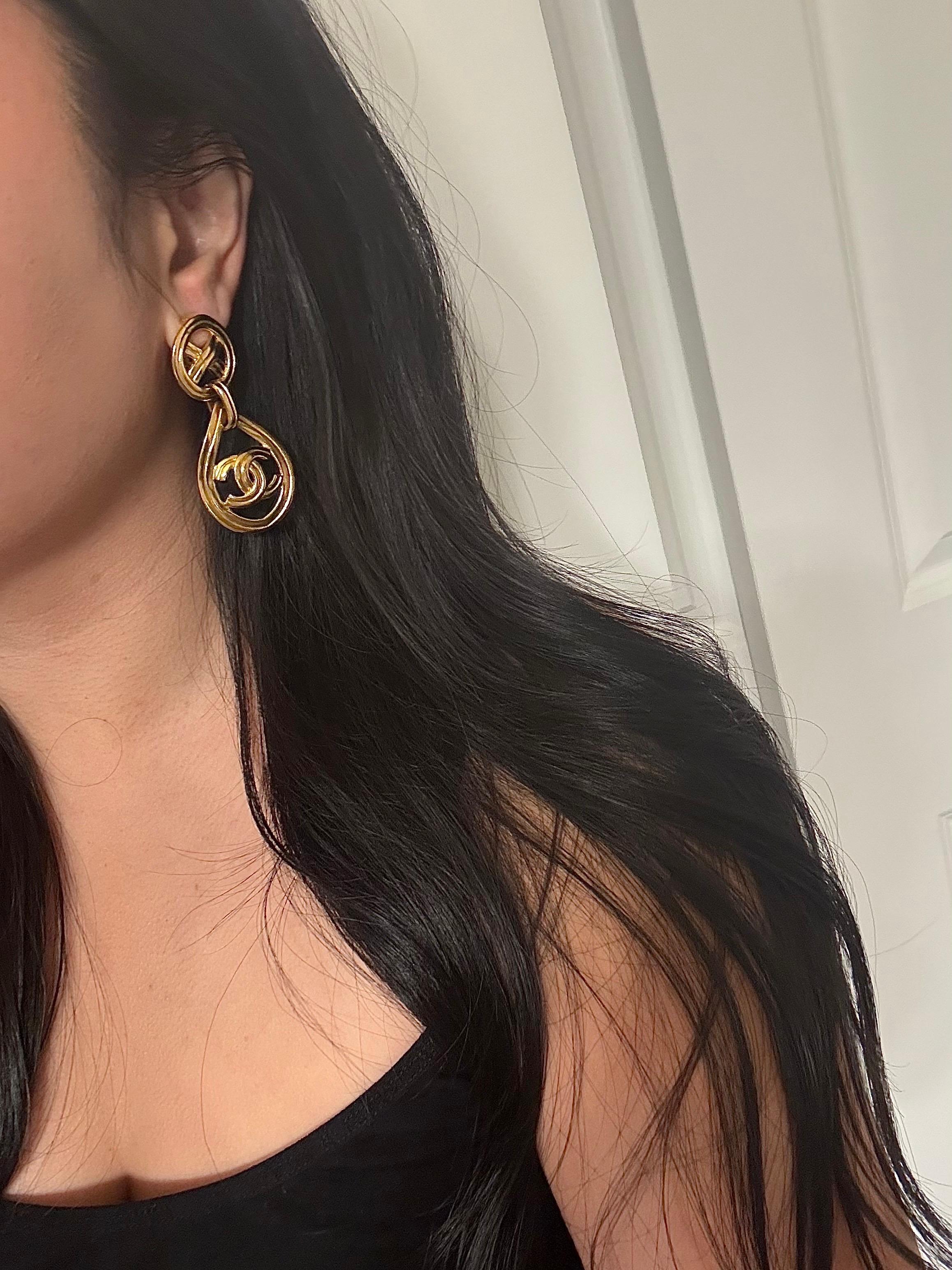 CHANEL Vintage Gold CC Statement Clip On Dangle Ohrringe im Angebot 12