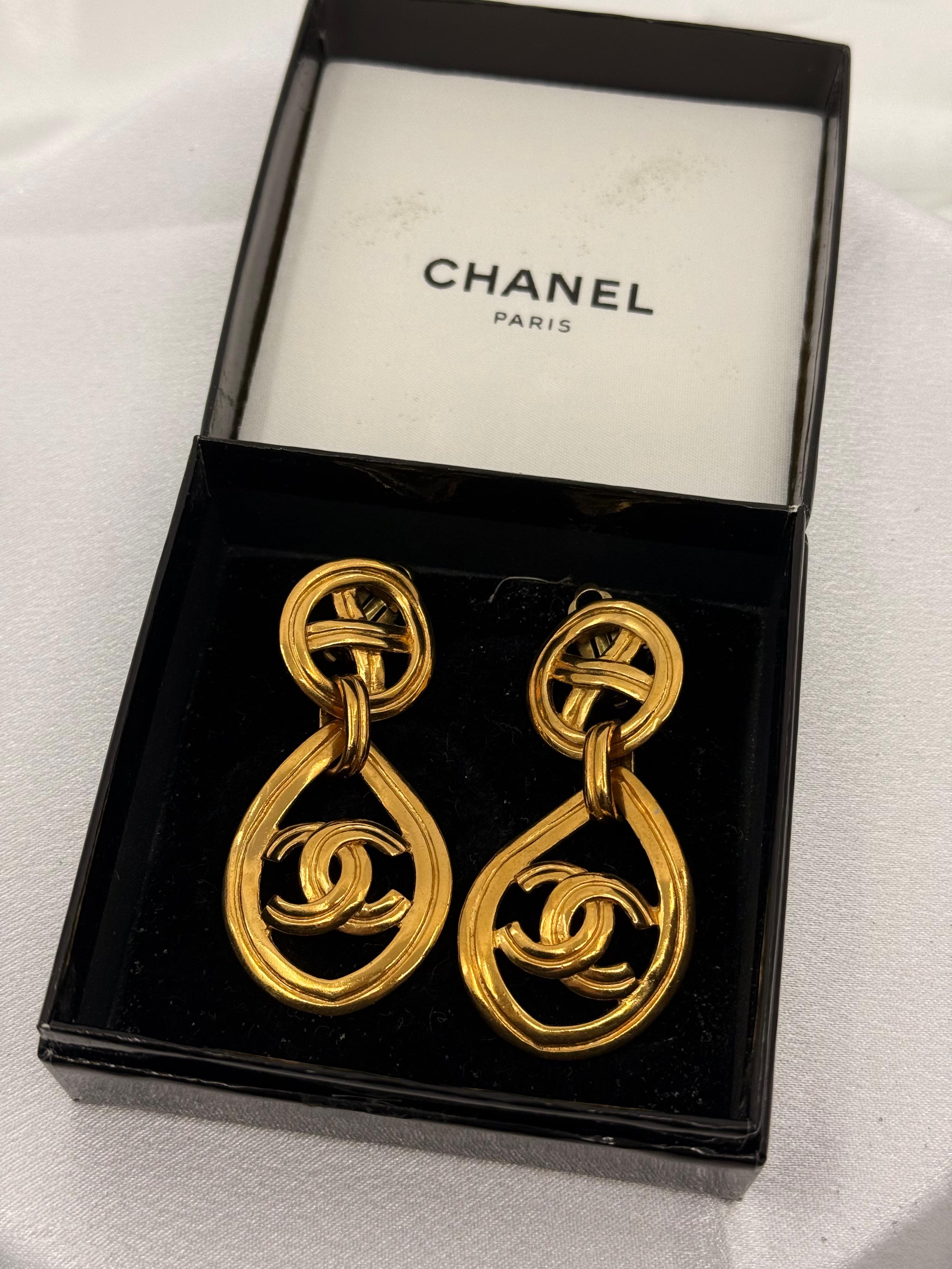 DETAILS:
Markenzeichen: CHANEL
Hergestellt in Frankreich
Vergoldet
1996 Collection'S
Die Ohrringe sind in gutem Zustand mit minimaler Abnutzung
Kommt mit Box

WICHTIGE INFORMATIONEN:
Dieser Artikel ist ein gebrauchtes Vintage-Stück und kann