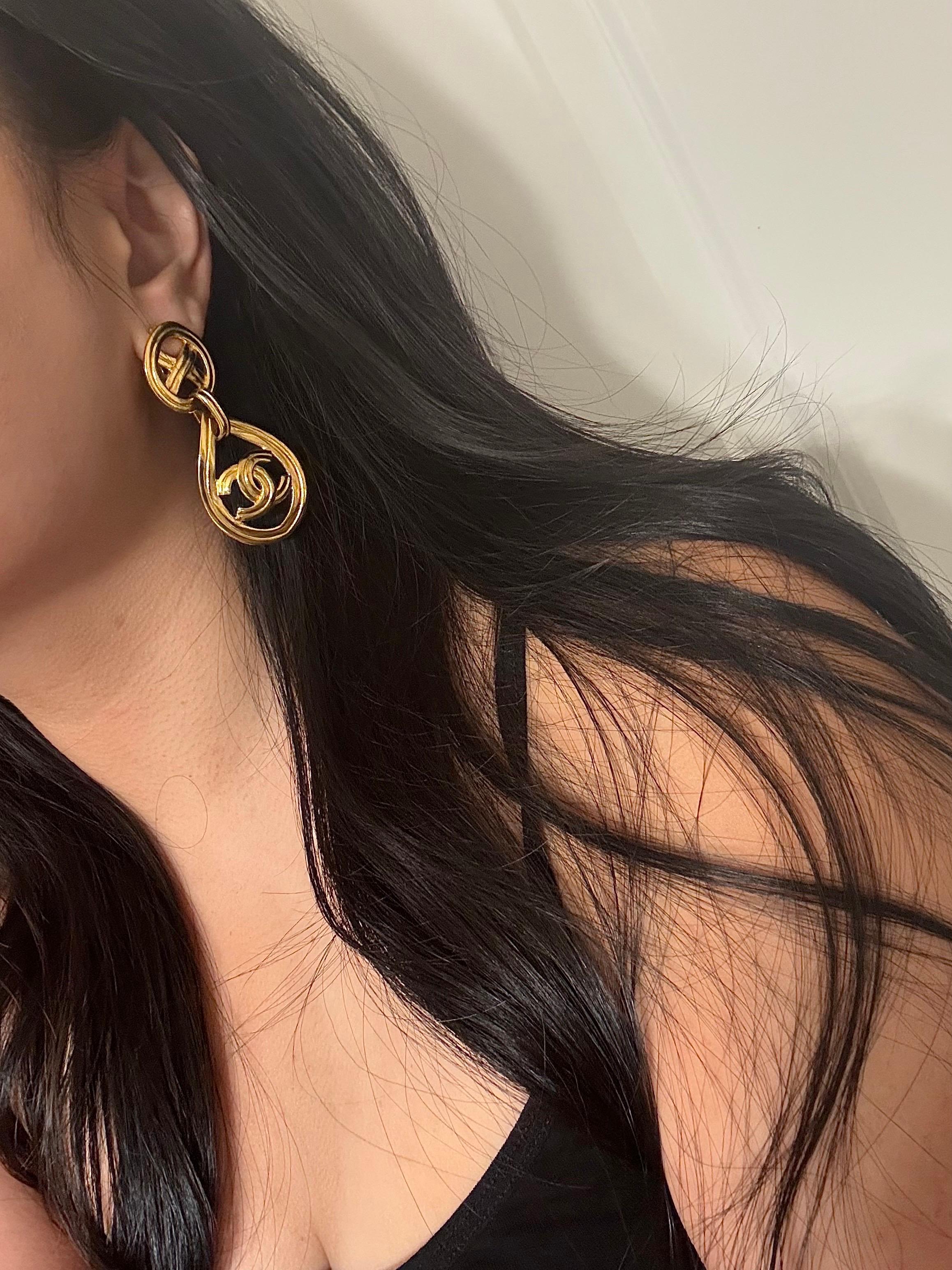 CHANEL Vintage Gold CC Statement Clip On Dangle Ohrringe im Zustand „Gut“ im Angebot in Bellevue, WA