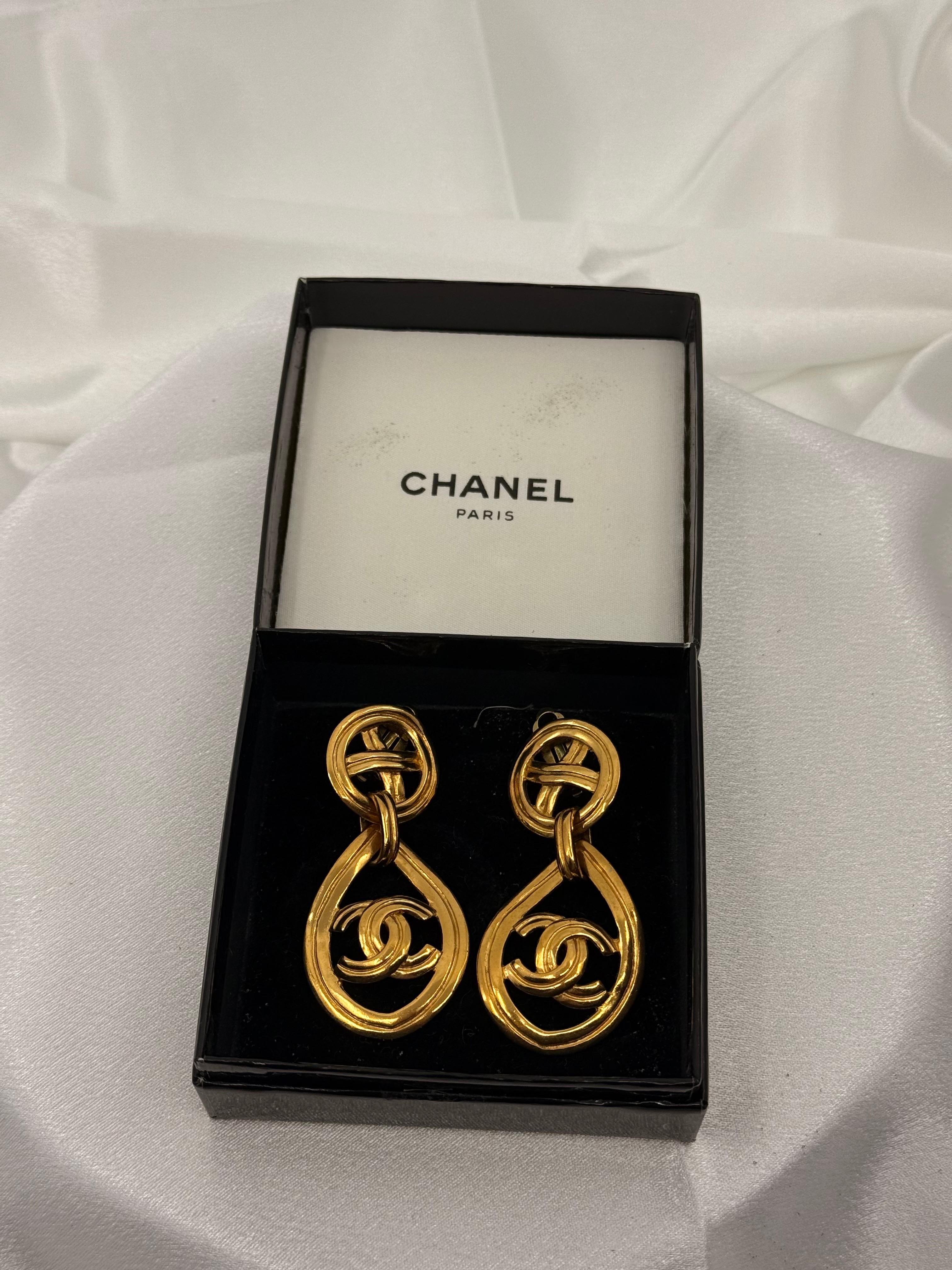 CHANEL Vintage Gold CC Statement Clip On Dangle Ohrringe für Damen oder Herren im Angebot