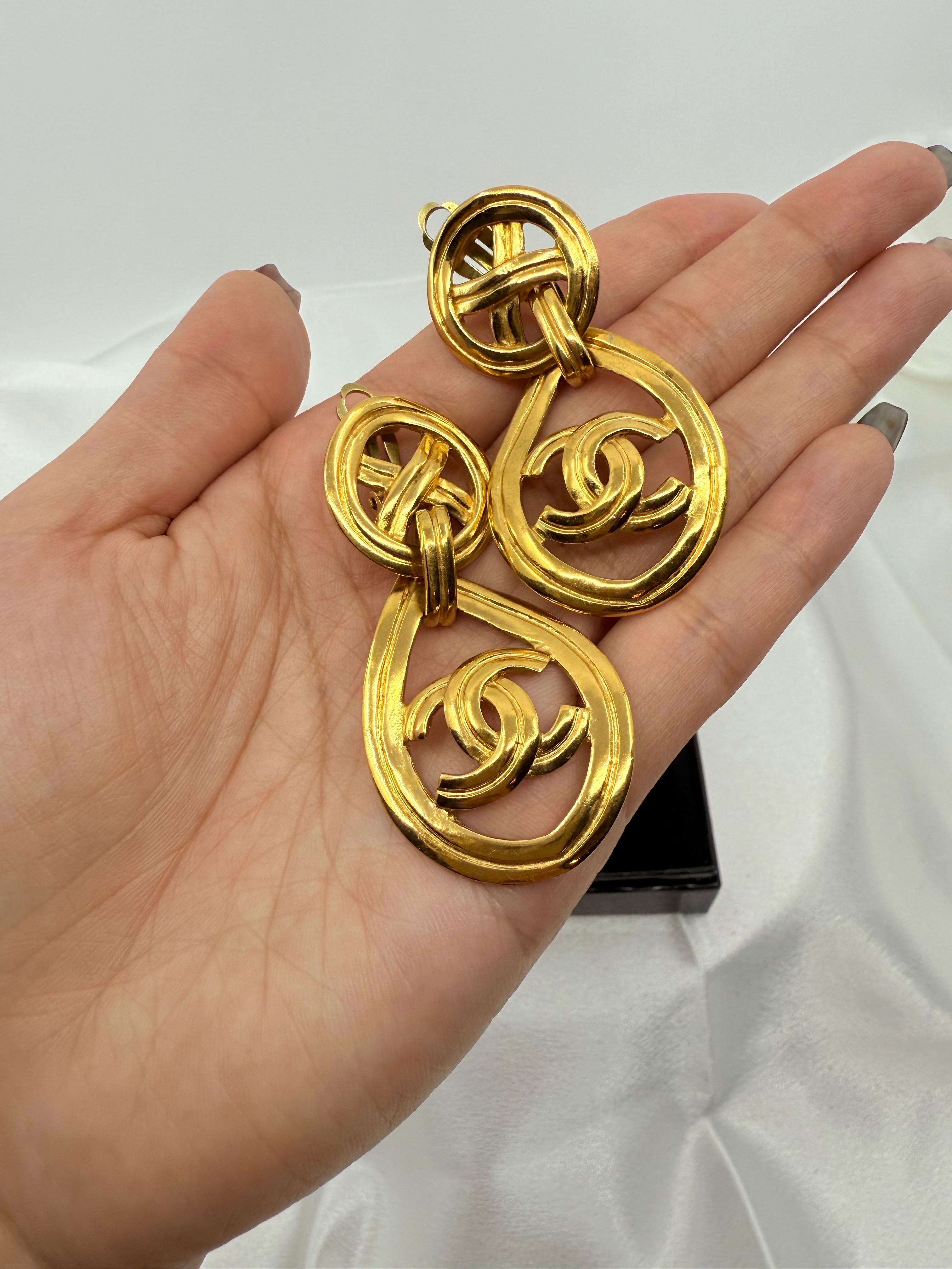 CHANEL Vintage Gold CC Statement Clip On Dangle Ohrringe im Angebot 1