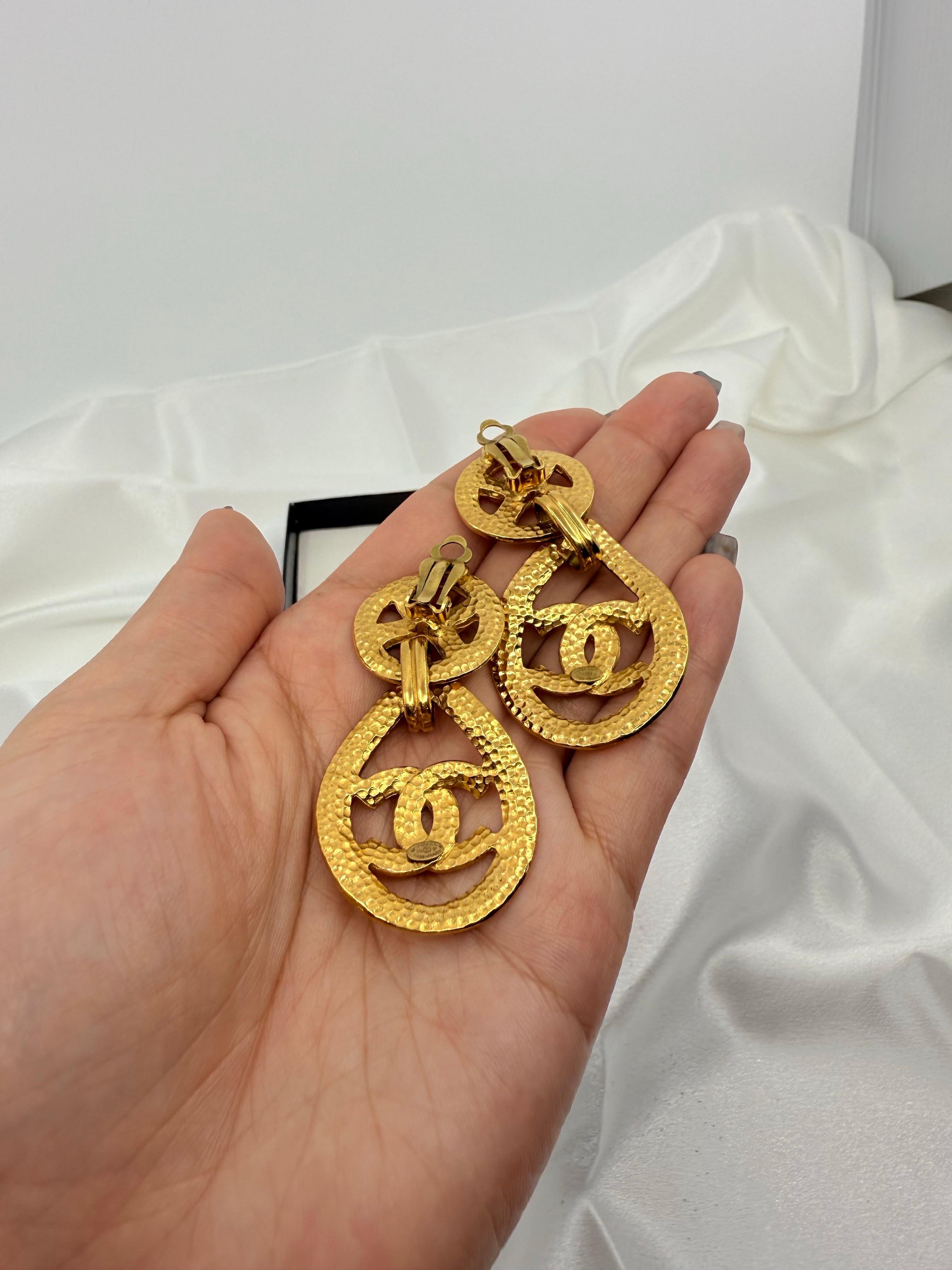 CHANEL Vintage Gold CC Statement Clip On Dangle Ohrringe im Angebot 2