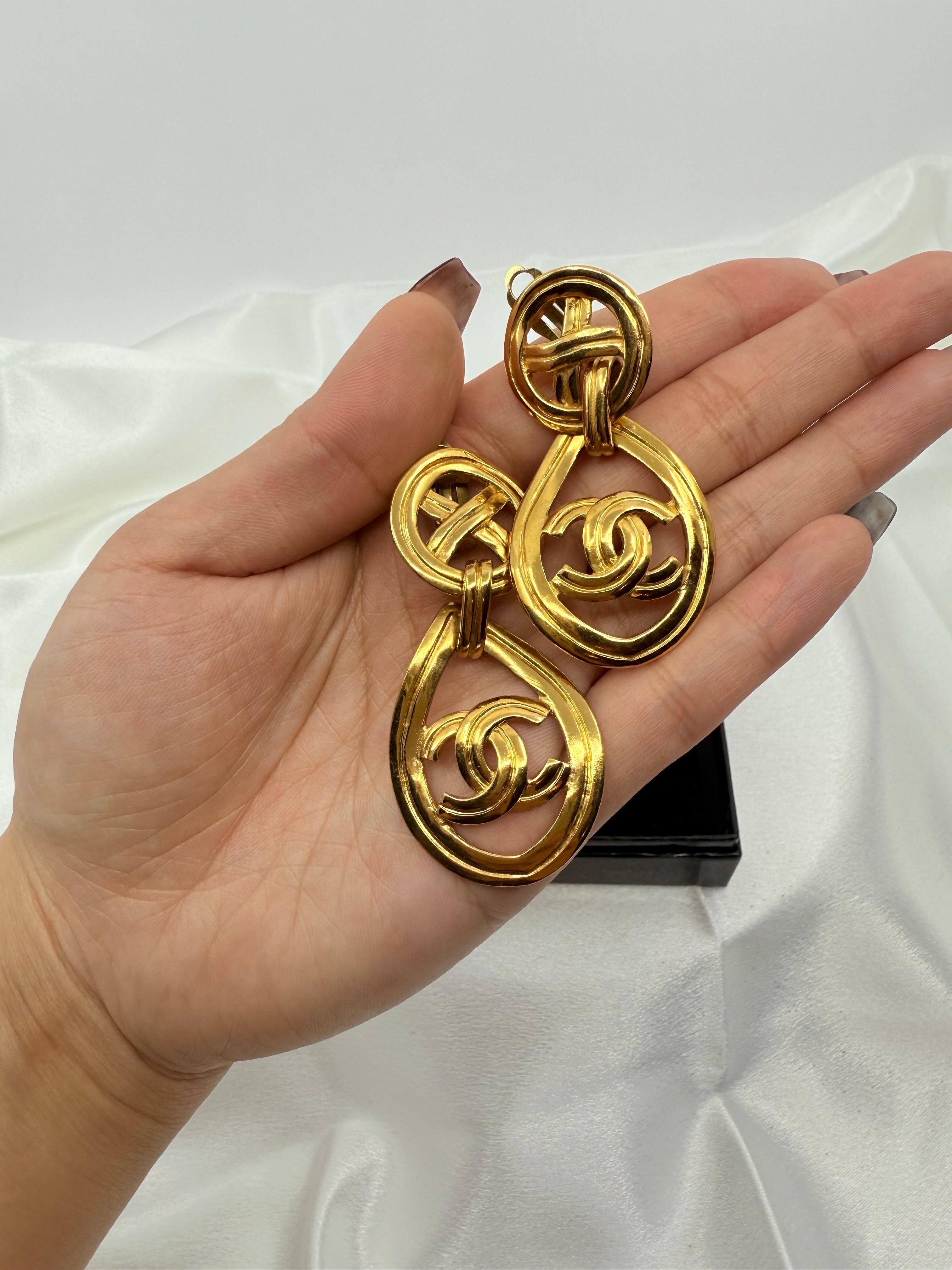 CHANEL Vintage Gold CC Statement Clip On Dangle Ohrringe im Angebot 3