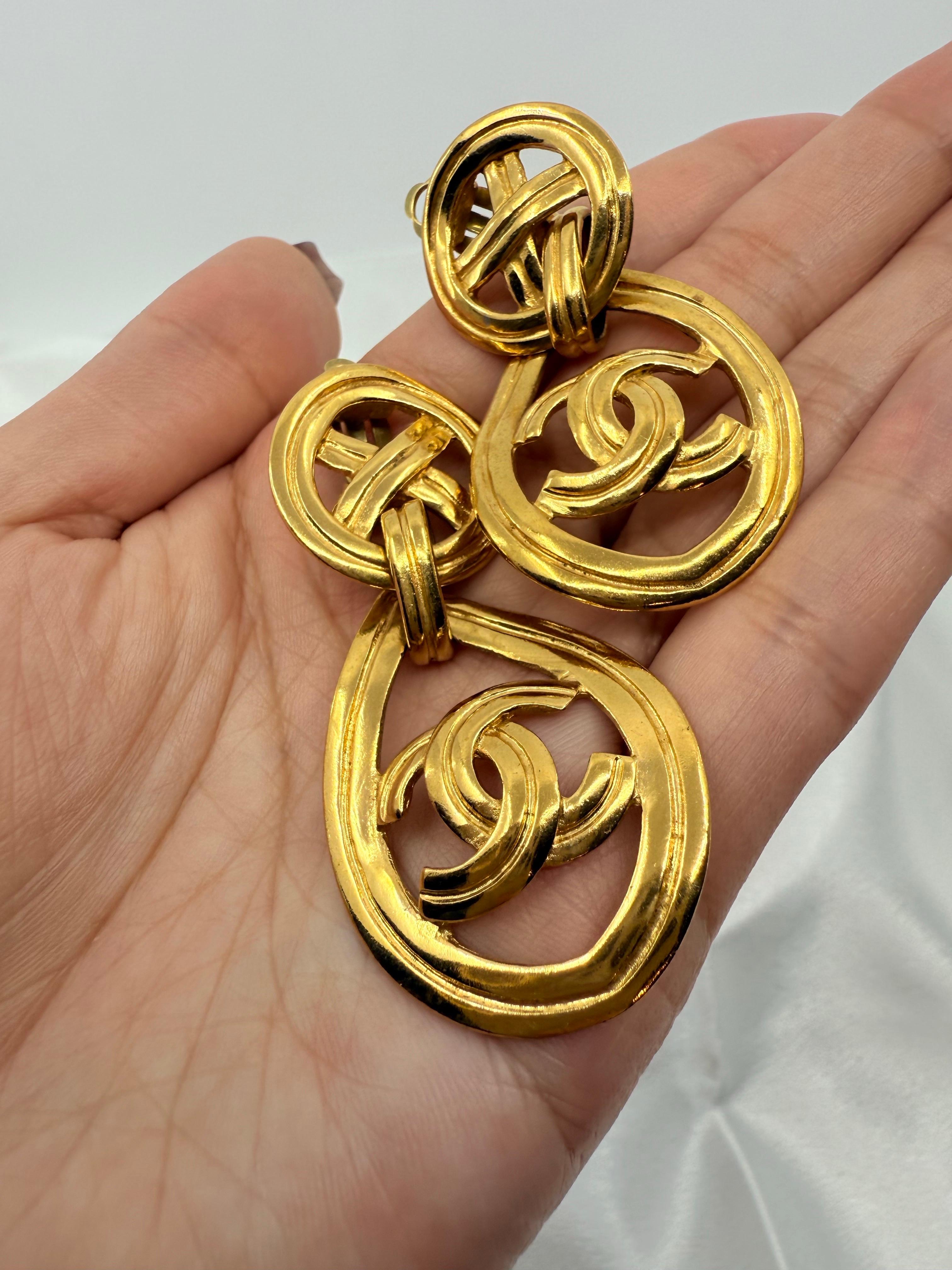 CHANEL Vintage Gold CC Statement Clip On Dangle Ohrringe im Angebot 4