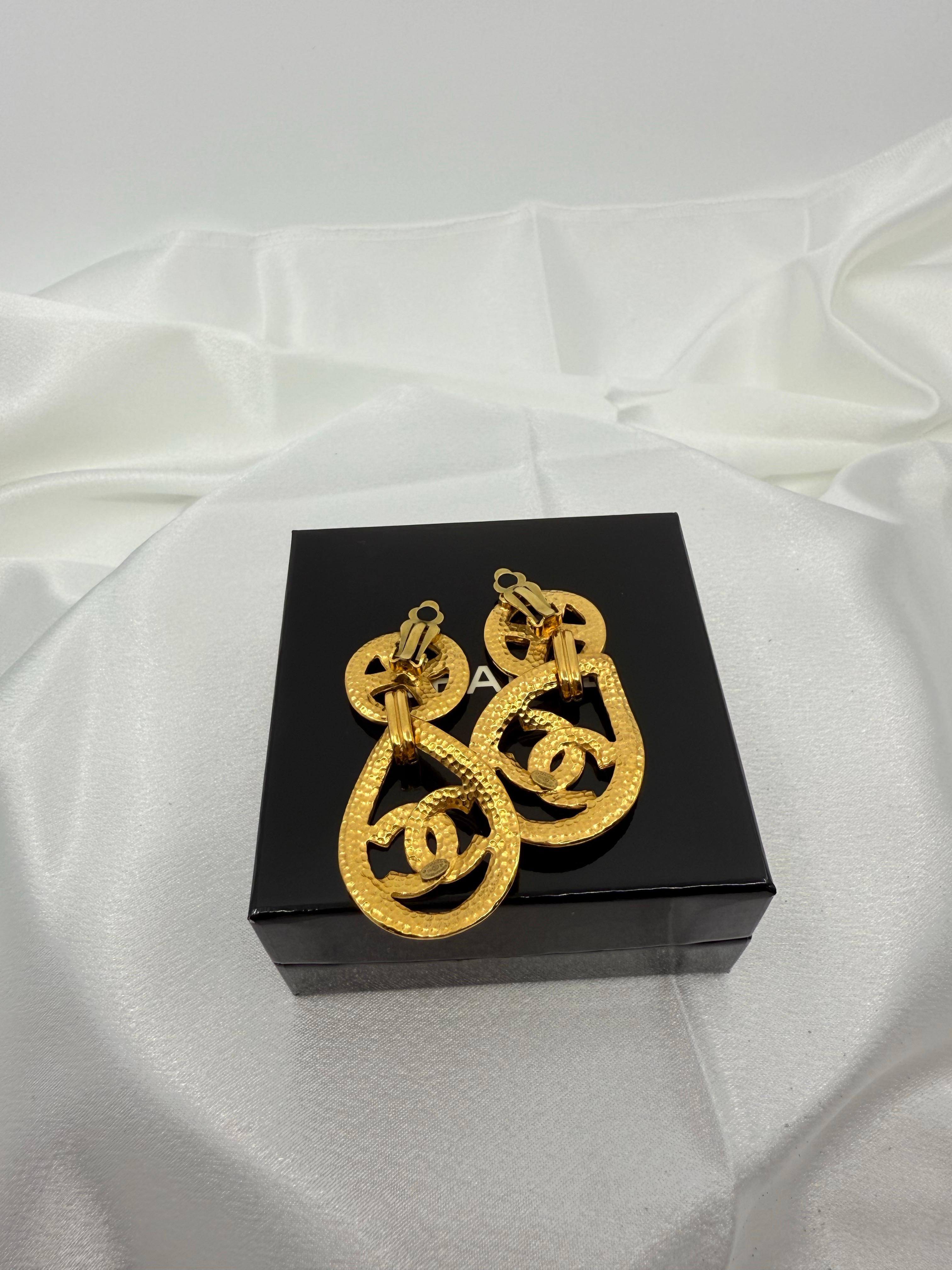 CHANEL Vintage Gold CC Statement Clip On Dangle Ohrringe im Angebot 5