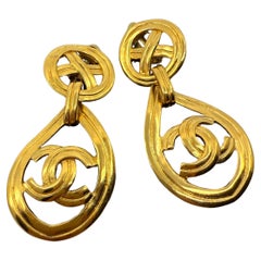 CHANEL Vintage Gold CC Statement Clip On Dangle Ohrringe
