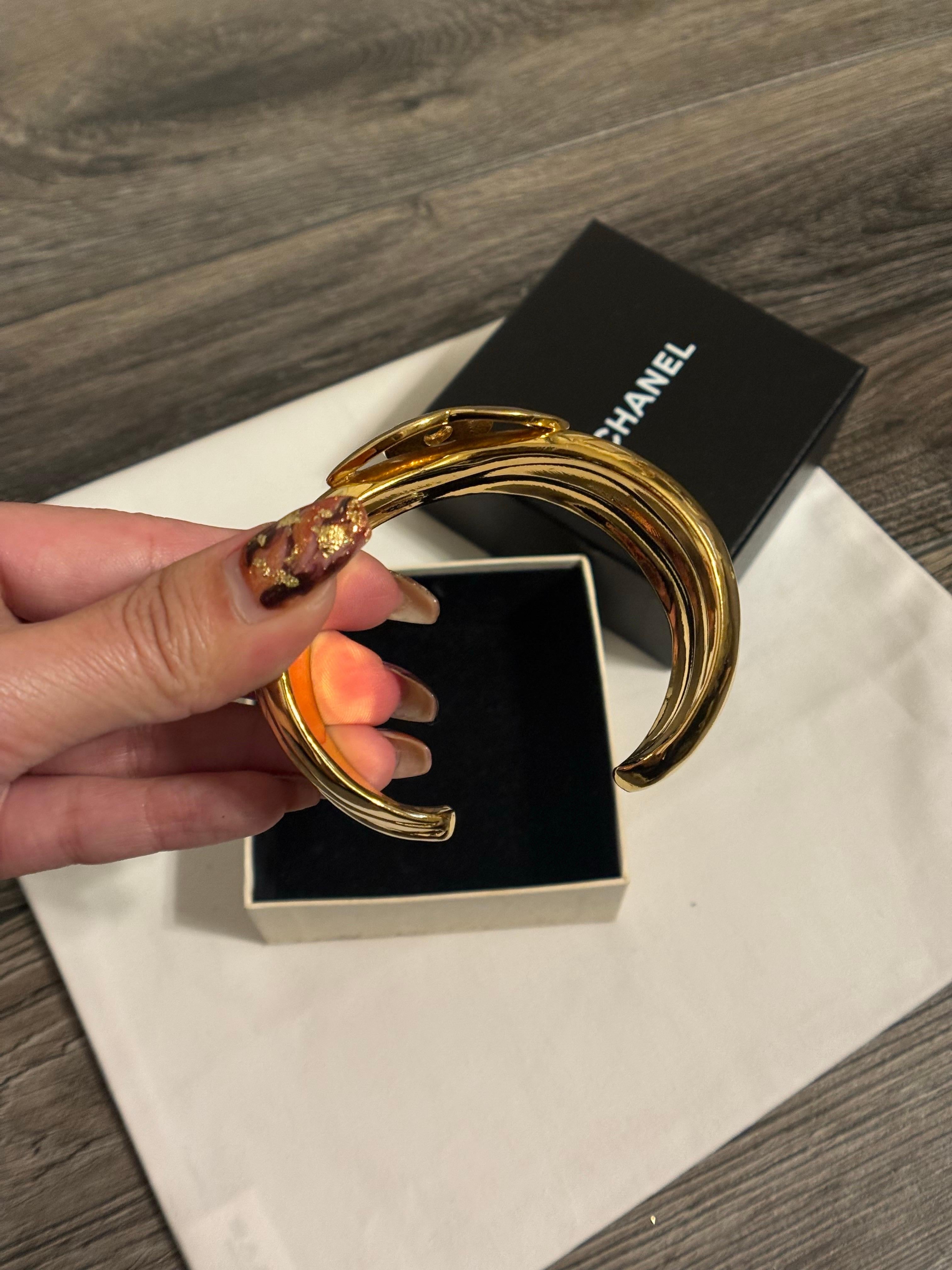 CHANEL Vintage Gold CC Statement Manschettenarmband, 1997 im Angebot 7